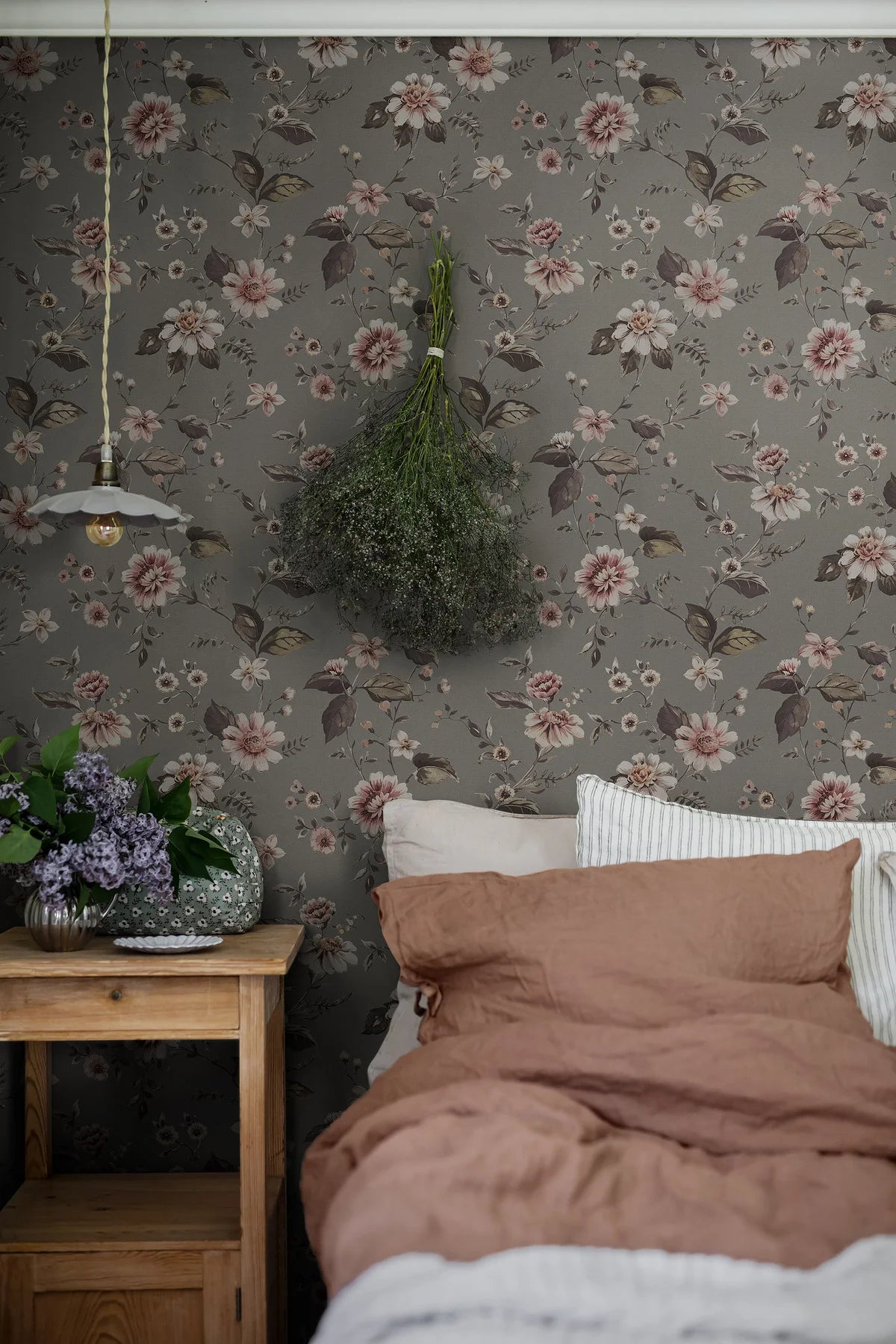 Strukturelles Wandbild mit floralem Blumenmuster MARION’S grau mit rosa