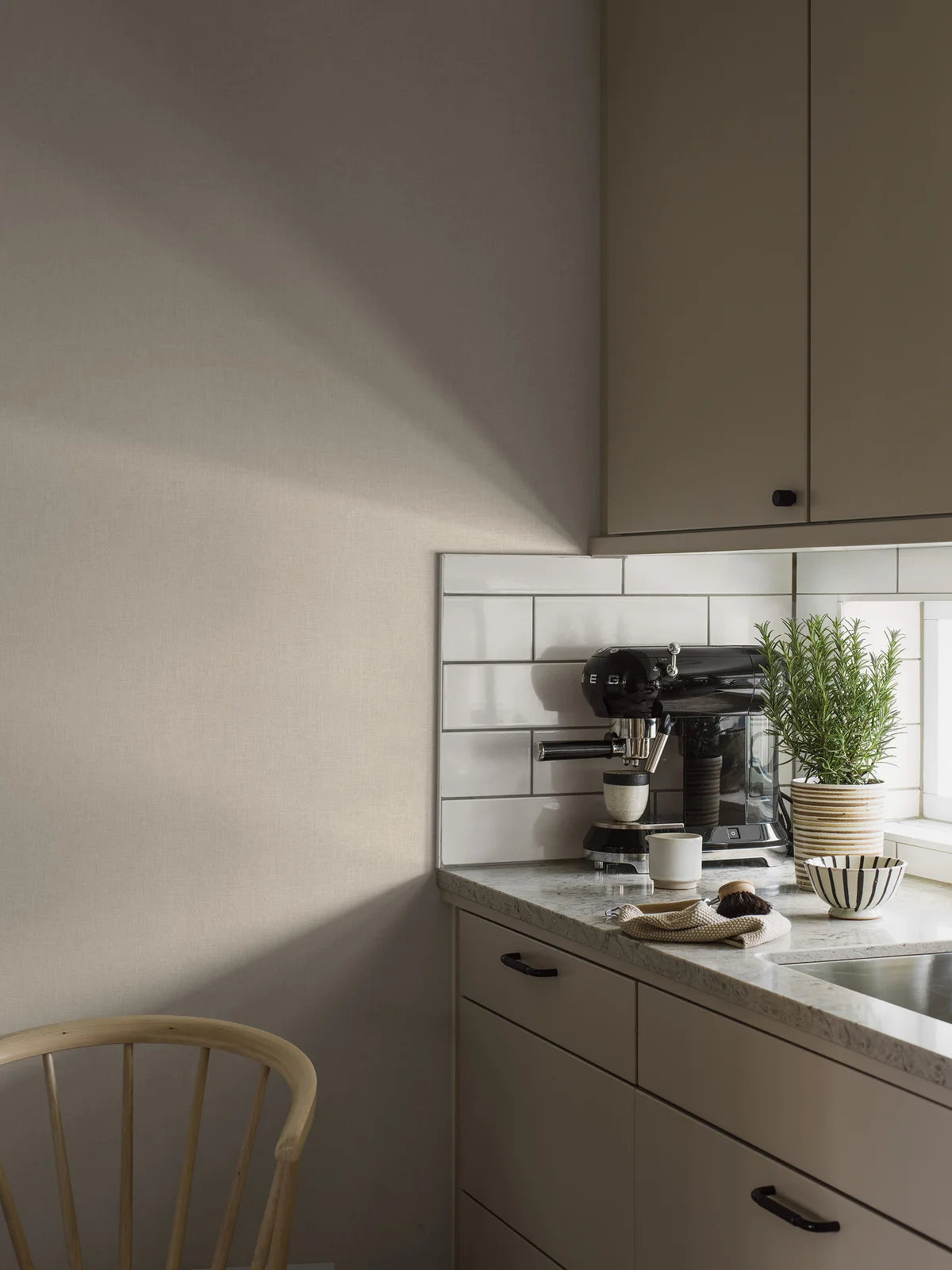 Tapeta flizelinowa papierowa tekstylna VEGA ciemny beżowy