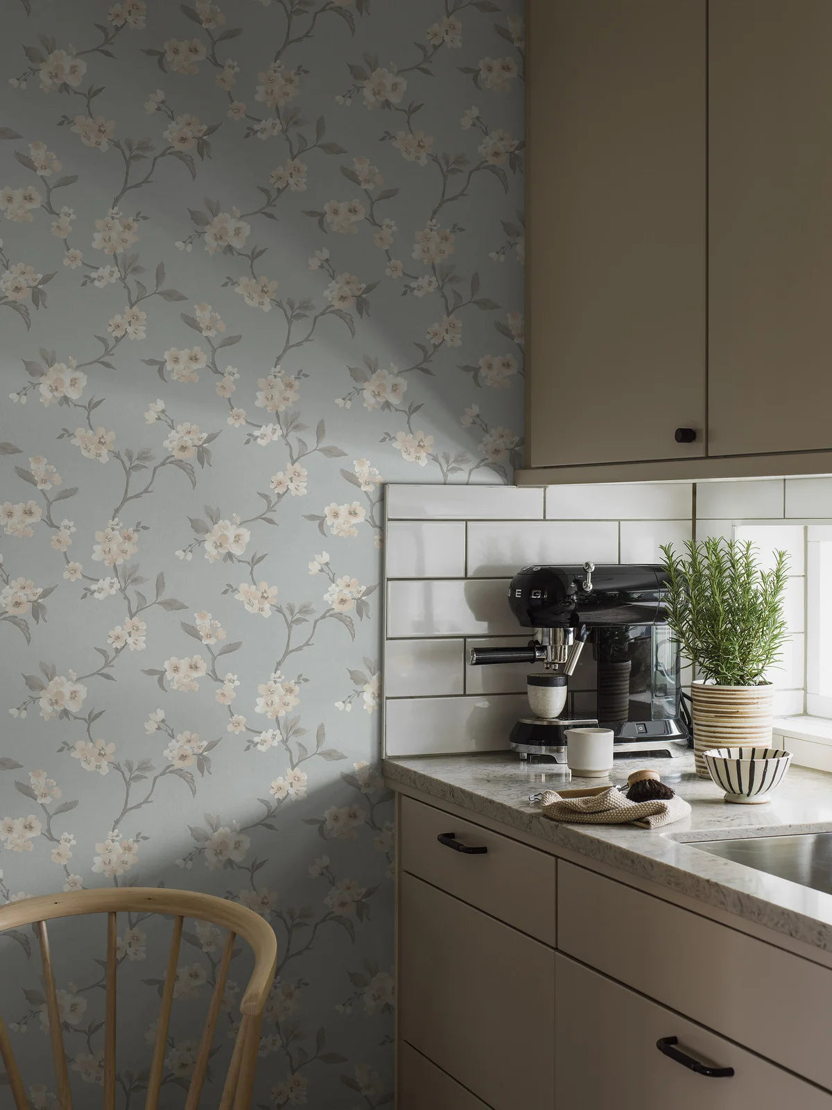 Tapeta flizelinowa papierowa z roślinnym wzorem MARIE niebieski z kremowy