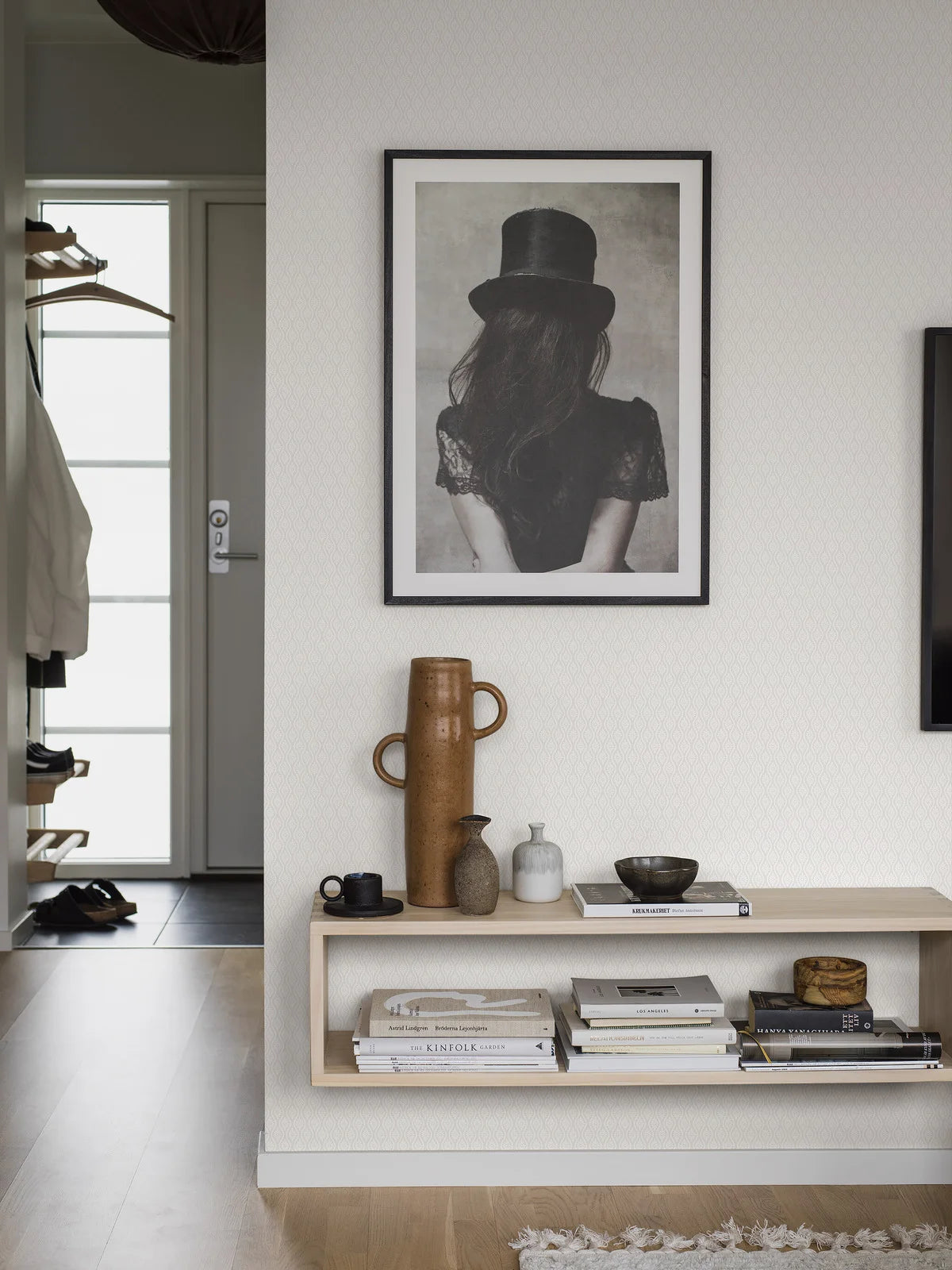 Non-woven paper wallpaper with a botanical pattern MOA warm white