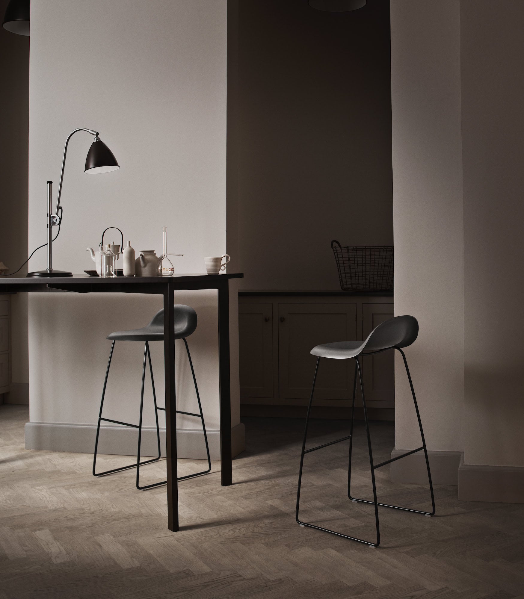 Hoker GUBI 3D czarne siedzisko z chromowaną podstawą