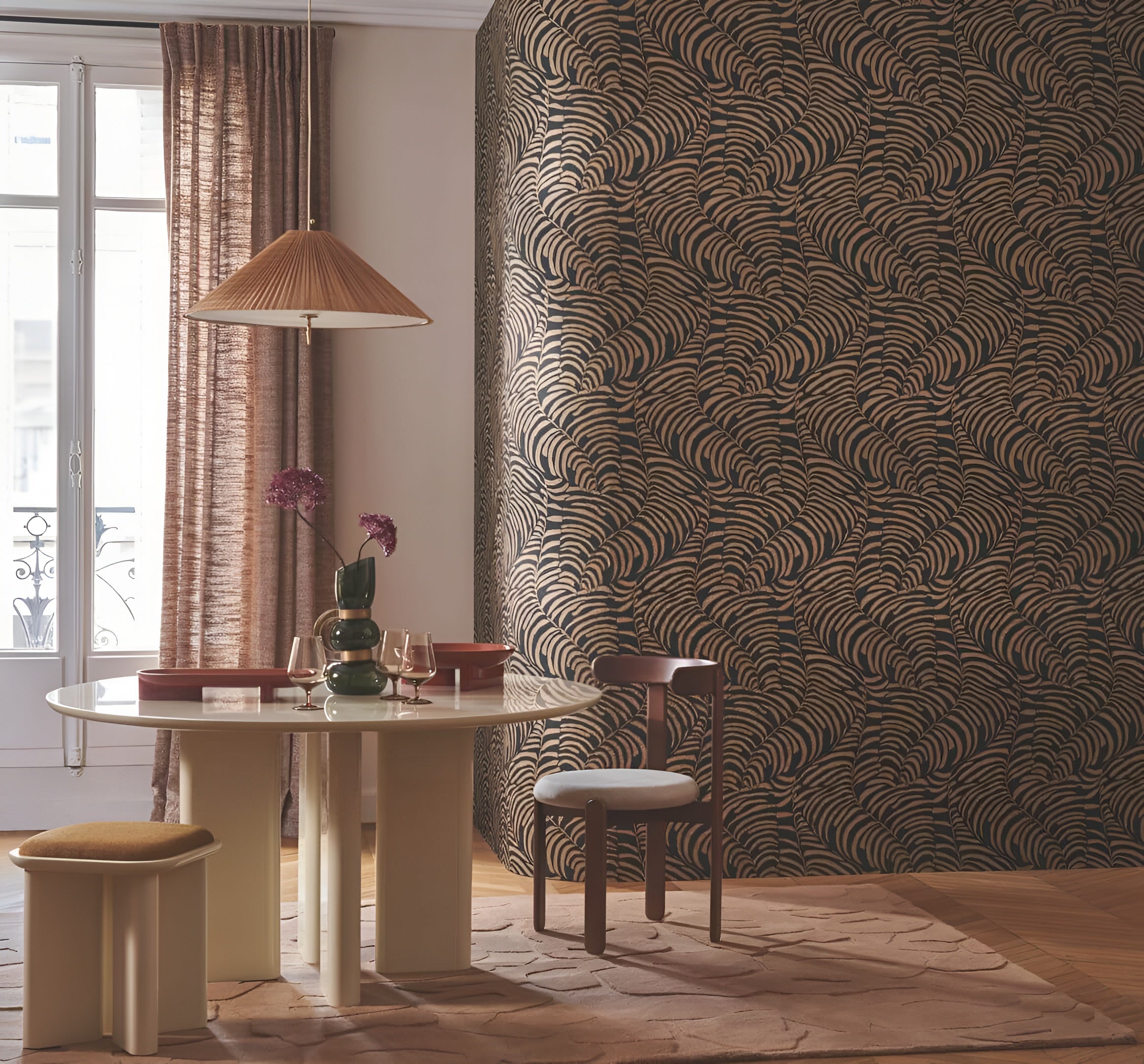 Non-woven wallpaper with a plant motif NOBILE - NOIR/DORÉ black with gold