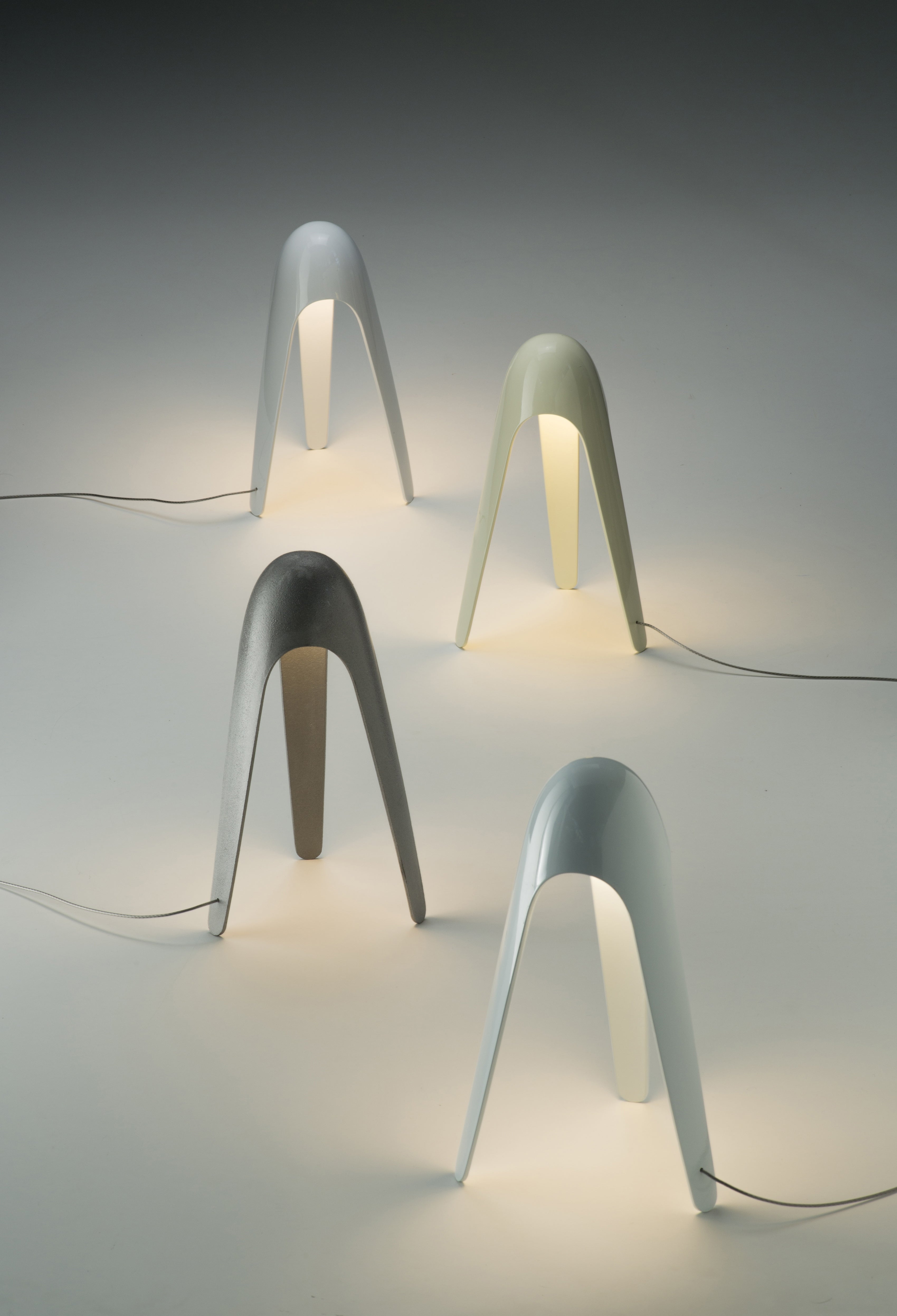 Tischlampe CYBORG in glänzendem Weiß