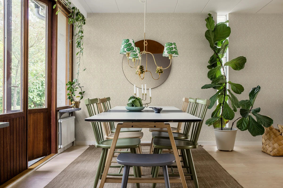 Tapeta flizelinowa papierowa z roślinnym wzorem KRYDDHYLLAN beżowy z kremowym