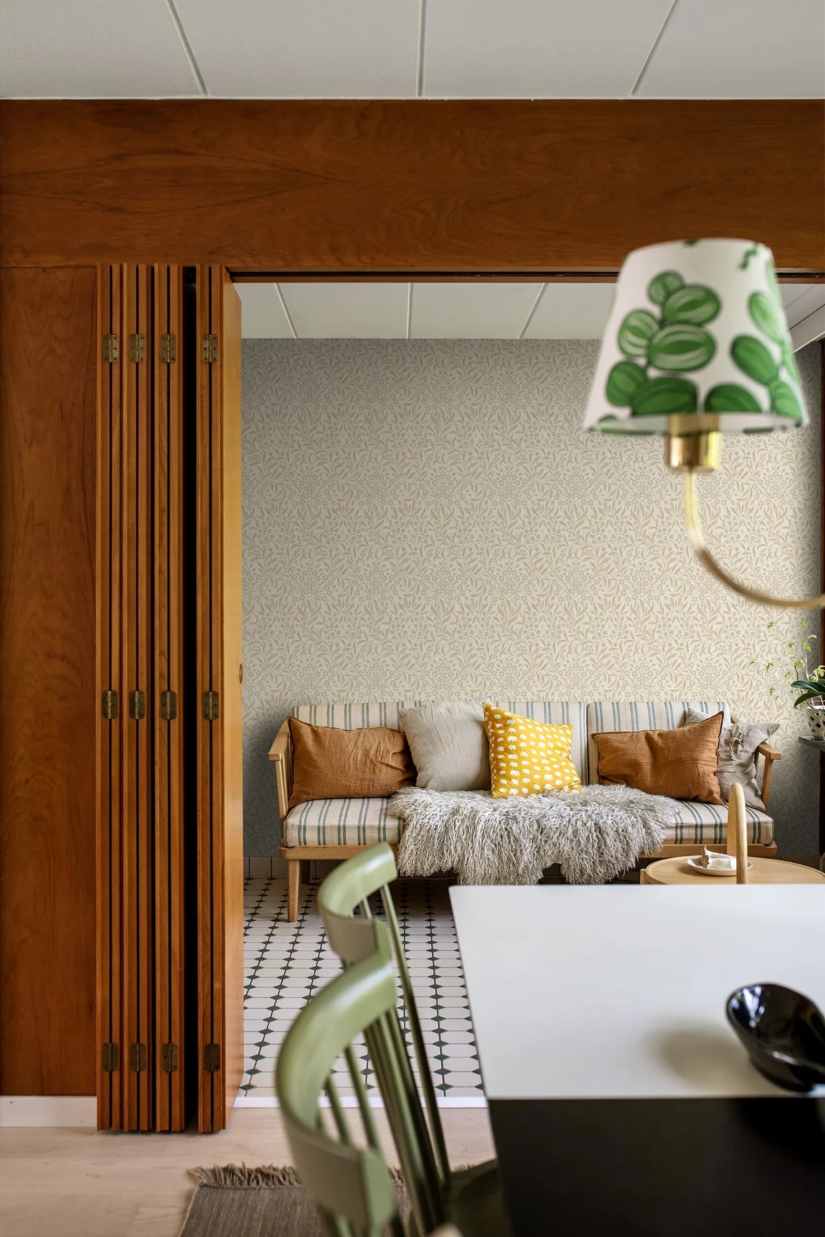 Tapeta flizelinowa papierowa z roślinnym wzorem KRYDDHYLLAN beżowy z kremowym