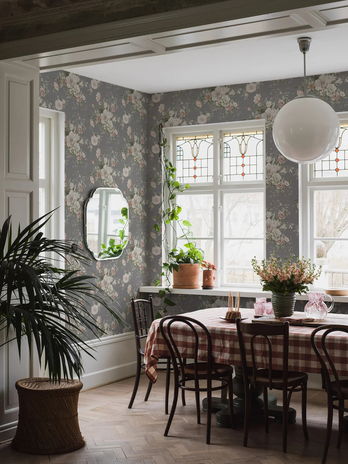 Tapeta flizelinowa papierowa z roślinnym wzorem FLORAL CHARM szary z białym i różowym