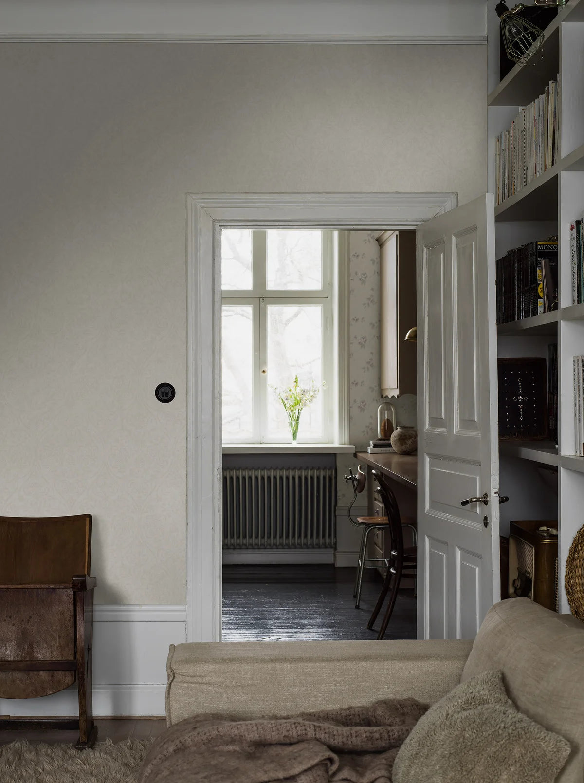 Tapeta flizelinowa papierowa w medaliony HIDDEN MEDALLION złamana biel