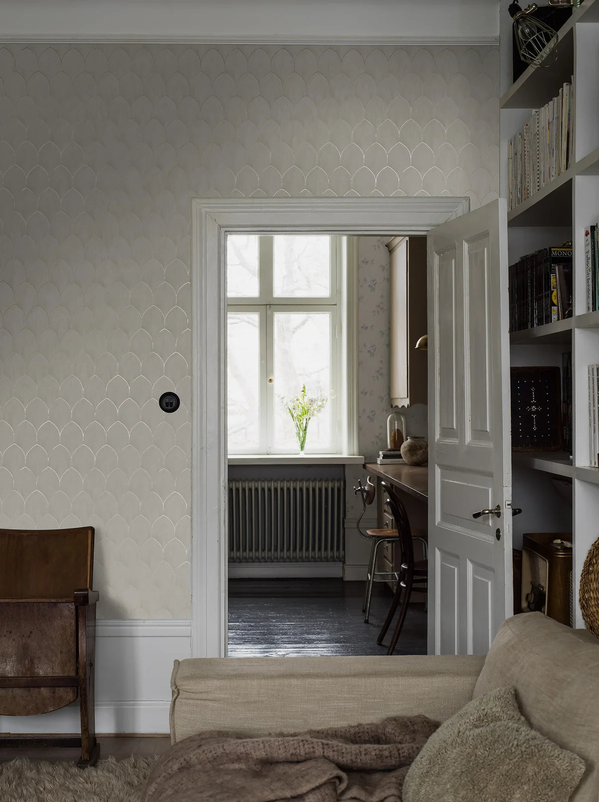 Wallpaper with a geometric pattern of arches GOLDEN ARCHES broken white