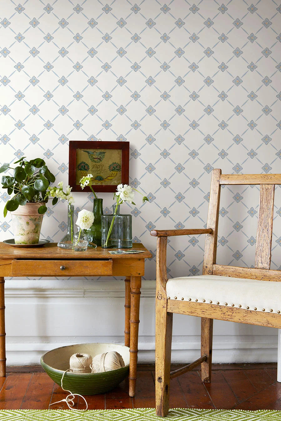 Tapeta flizelinowa papierowa z roślinnym wzorem LINNÉ ciepły biały z niebieskim