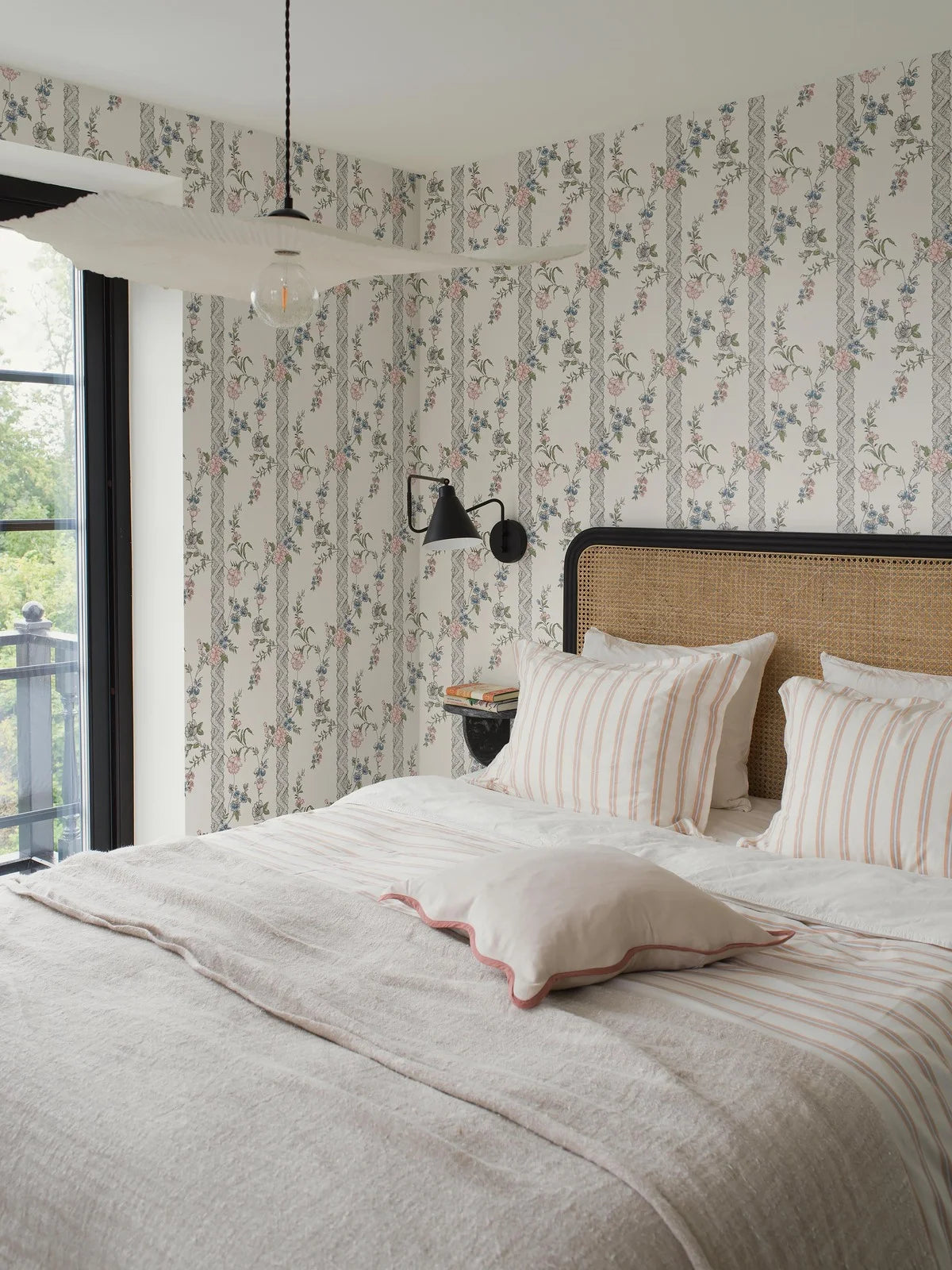 Tapete mit gestreiftem Pflanzenmuster SLOTTSTEATERN weiß mit grau