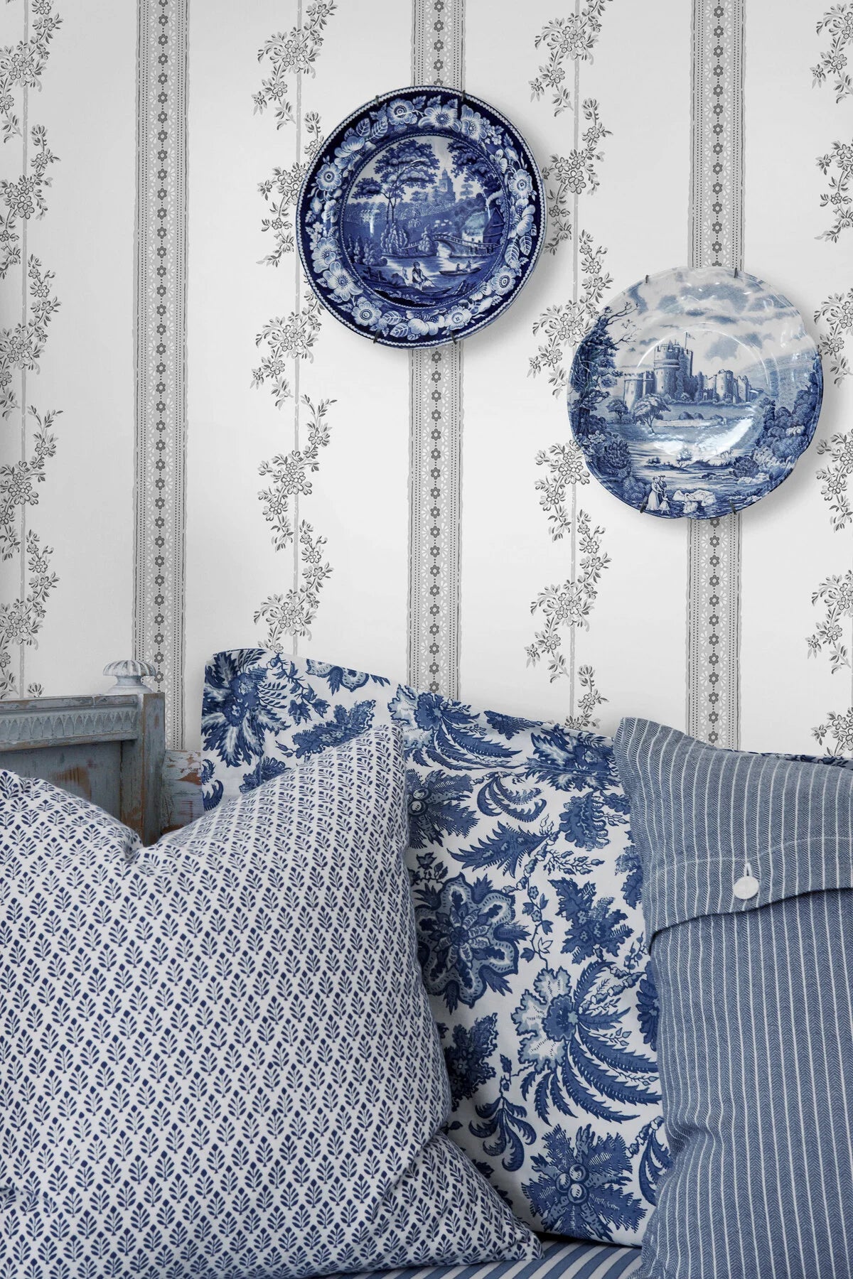 Tapeta flizelinowa papierowa z roślinnym wzorem DROTTNINGHOLM szary z białym