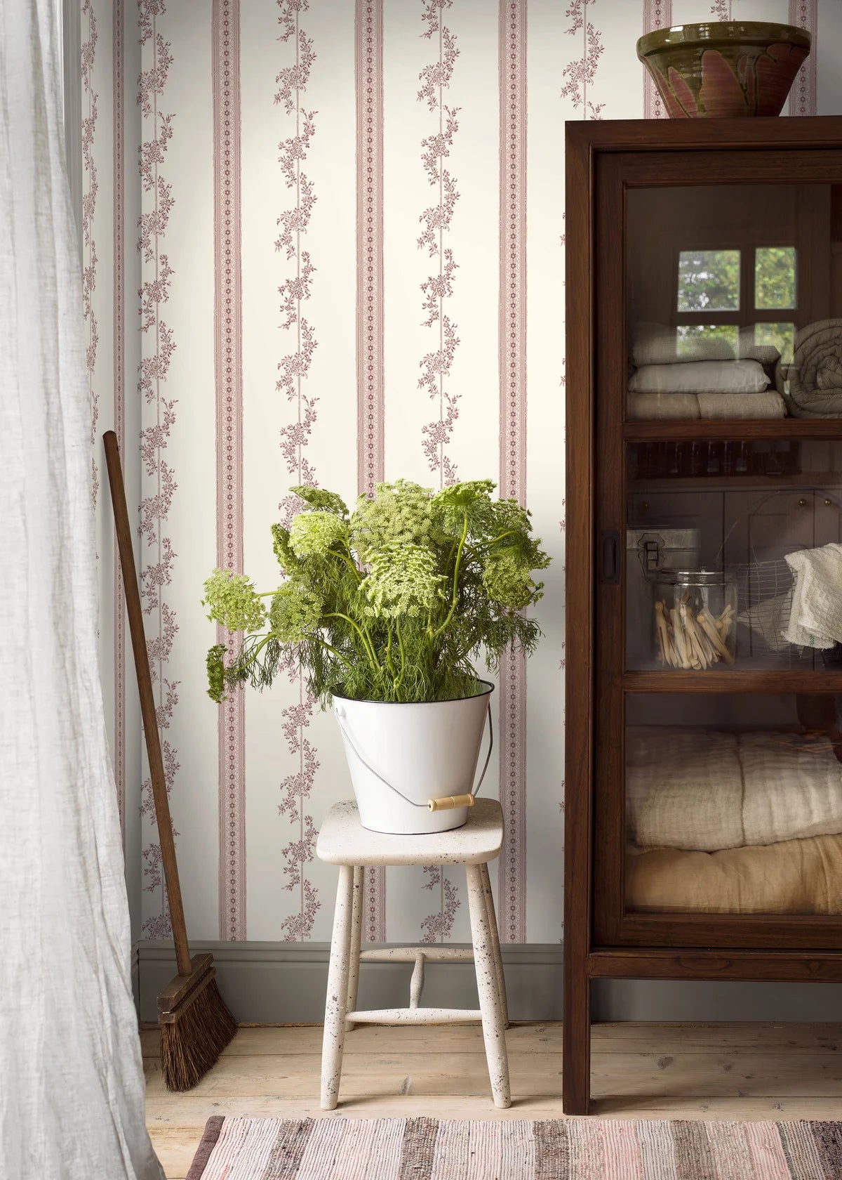 Non-woven paper wallpaper with a floral pattern DROTTNINGHOLM pink with cream