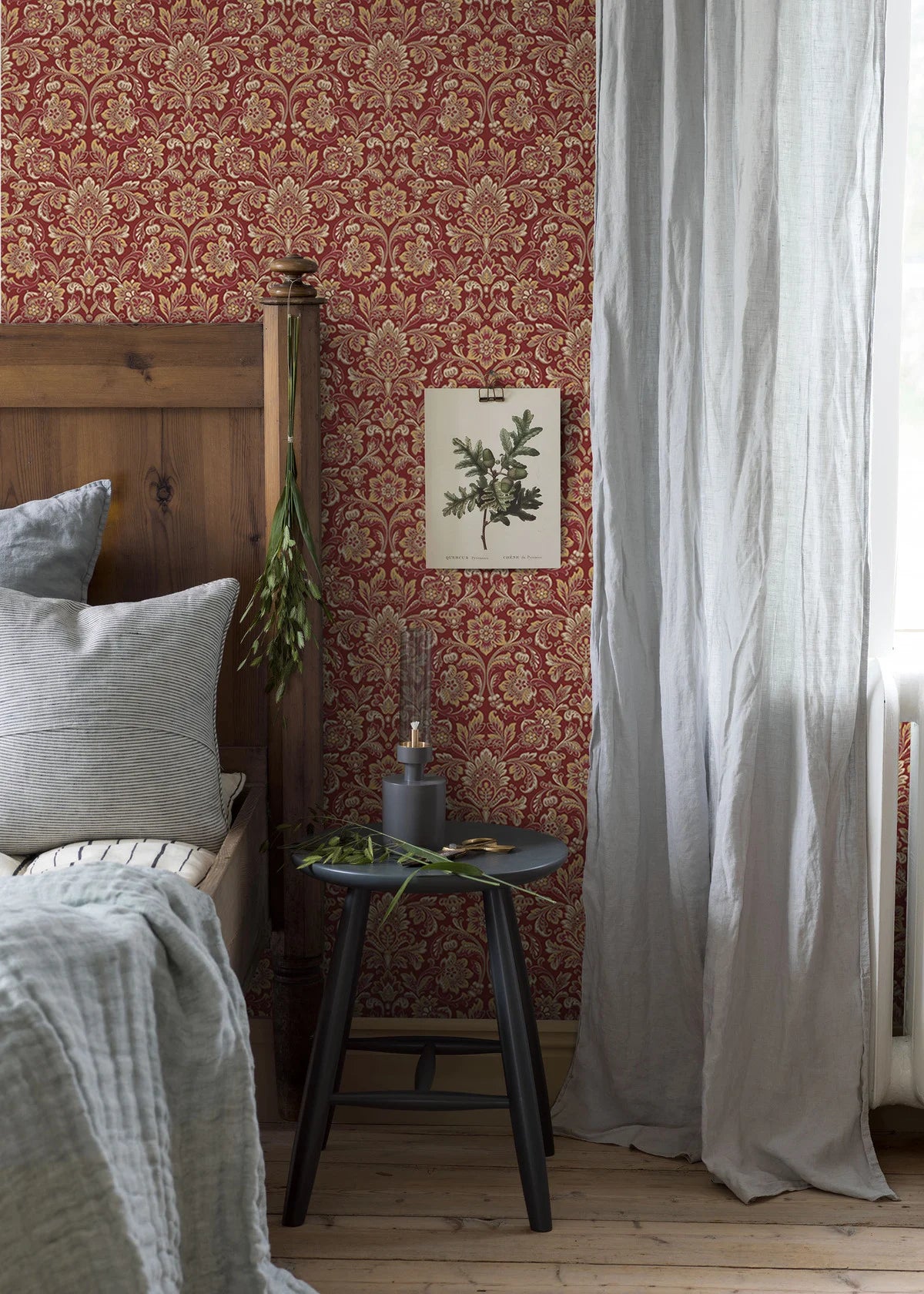 Non-woven paper wallpaper with a floral pattern FOGLAVIK burgundy with gold