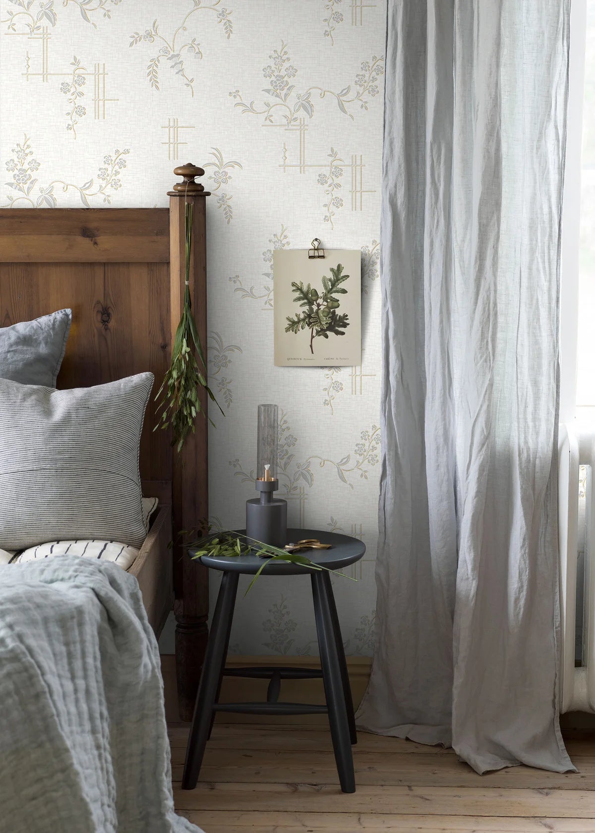 Tapeta flizelinowa papierowa z roślinnym wzorem ULRICEHAMN złamany biały ze srebrnym