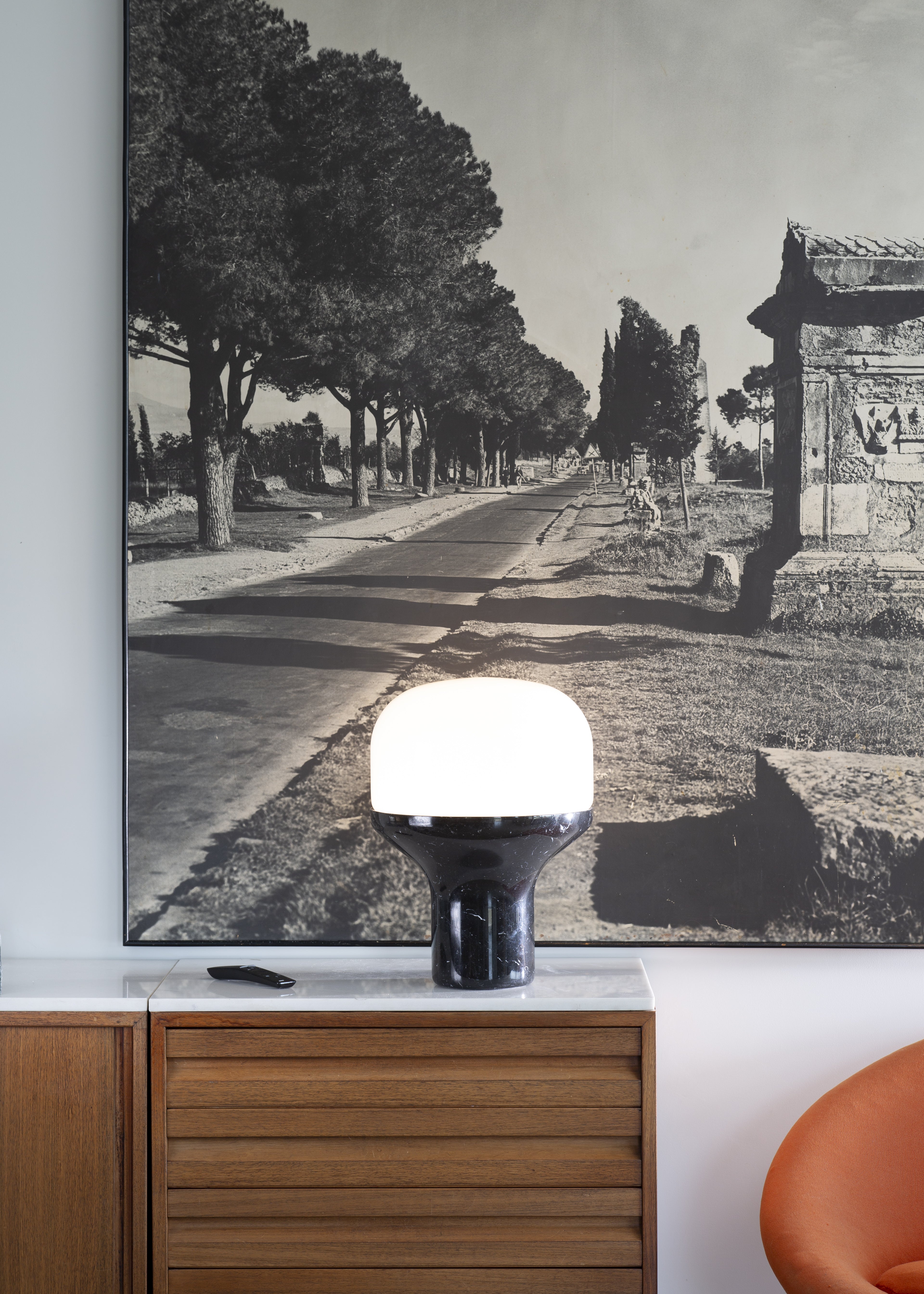Lampa stołowa DELUX opalowe szkło z czarną podstawą