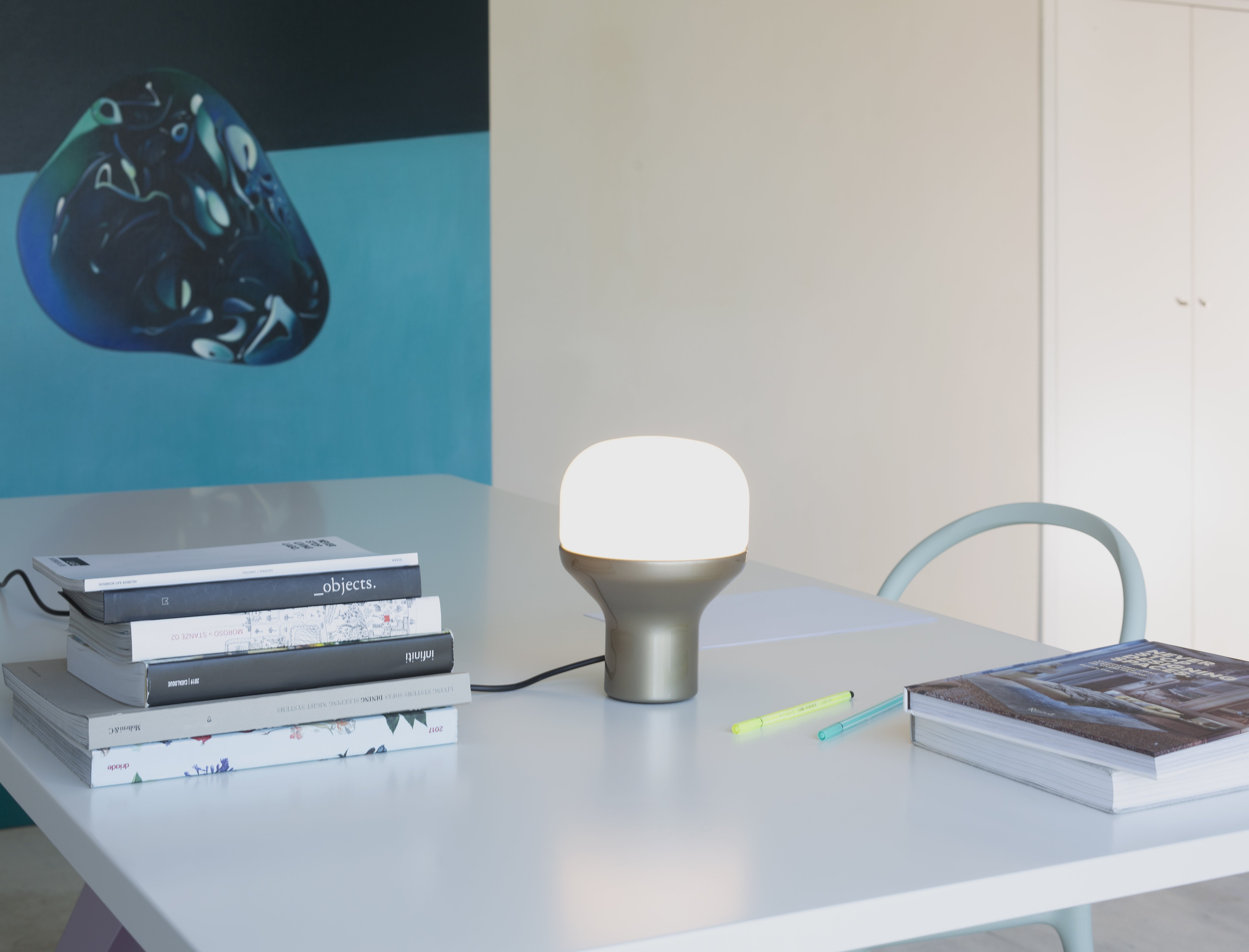 Lampa stołowa DELUX opalowe szkło z czarną podstawą