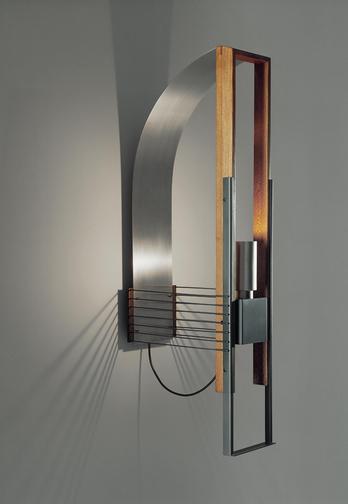 Wandlampe MARX aus Holz und Aluminium
