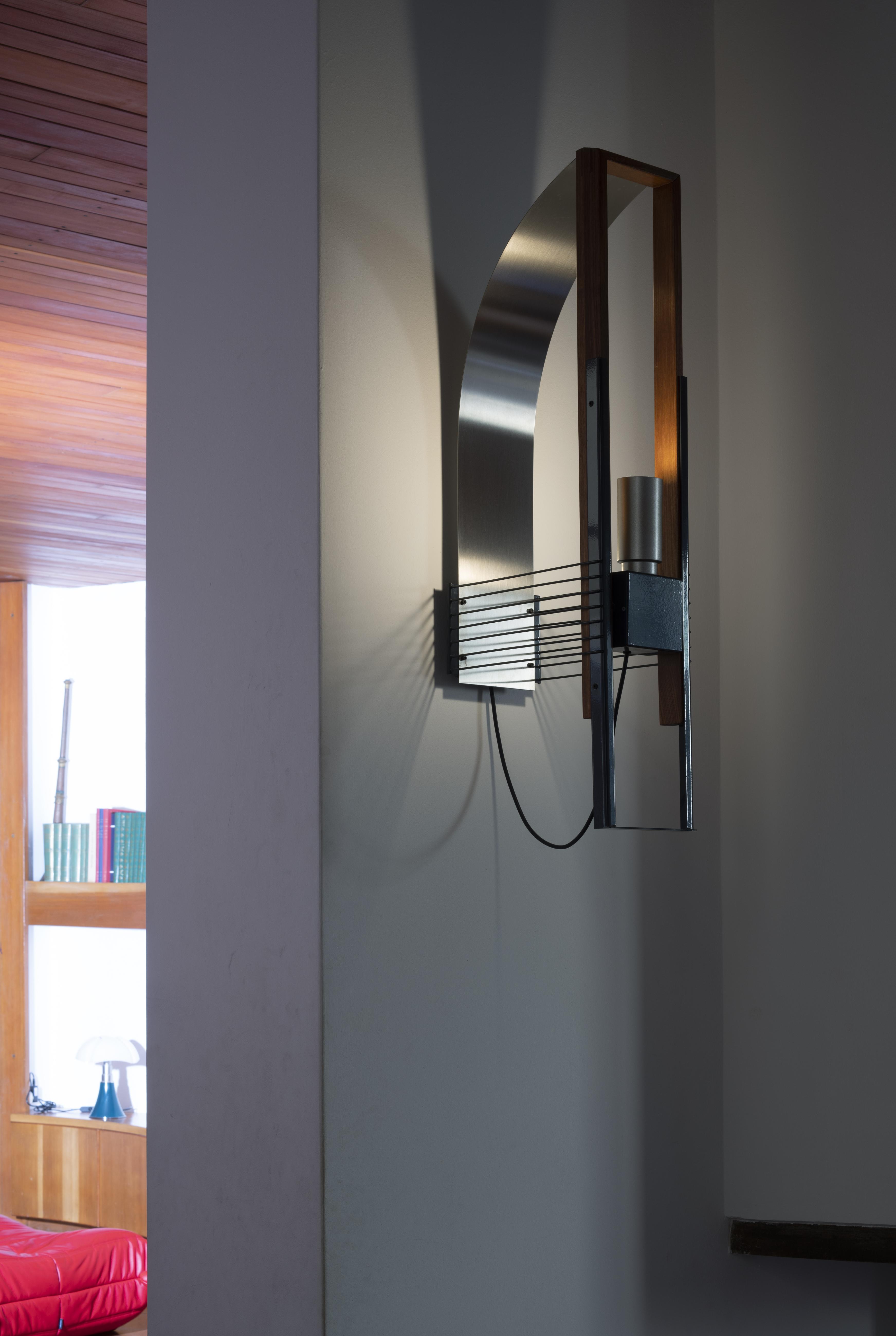 Wandlampe MARX aus Holz und Aluminium