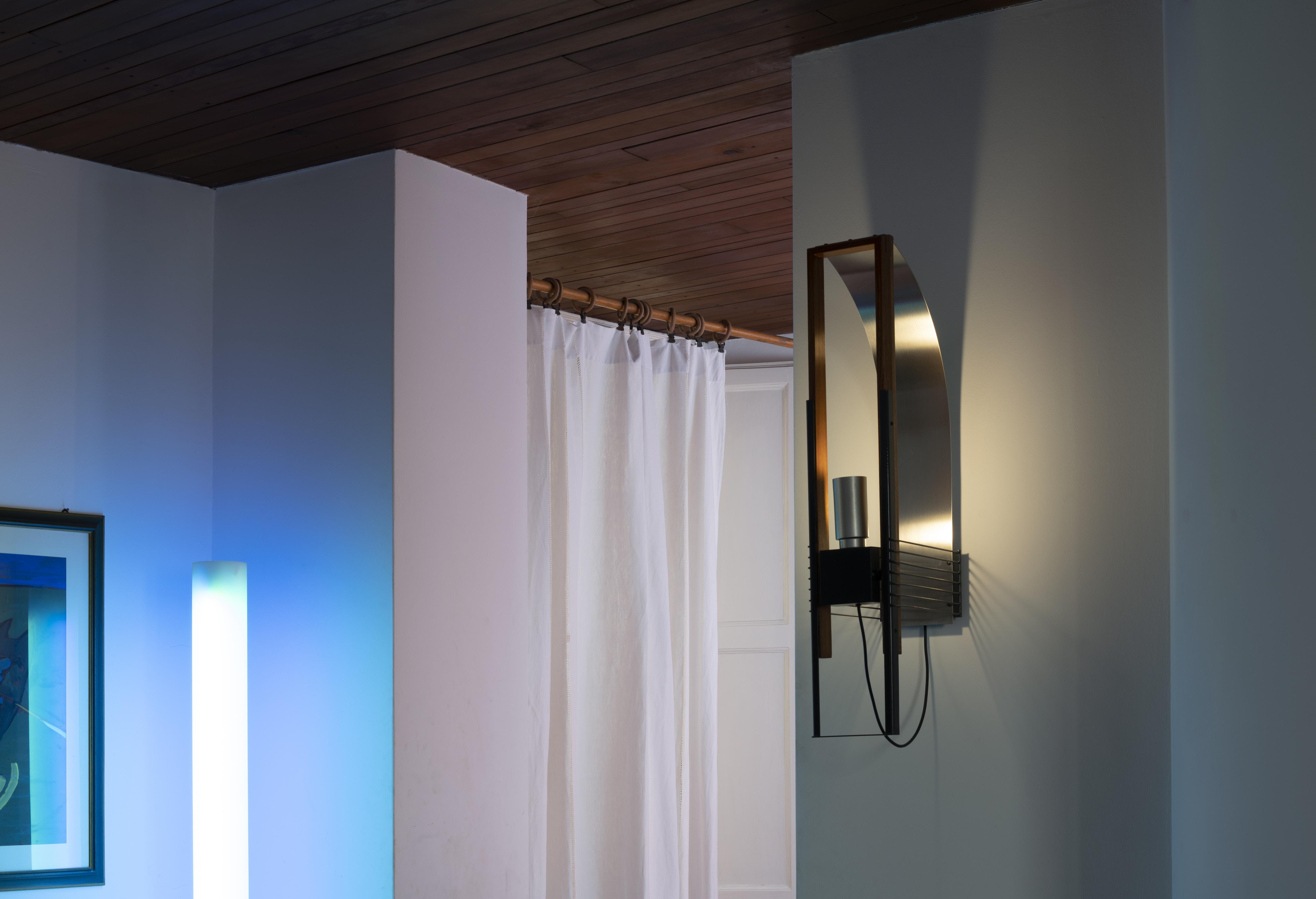 Wandlampe MARX aus Holz und Aluminium