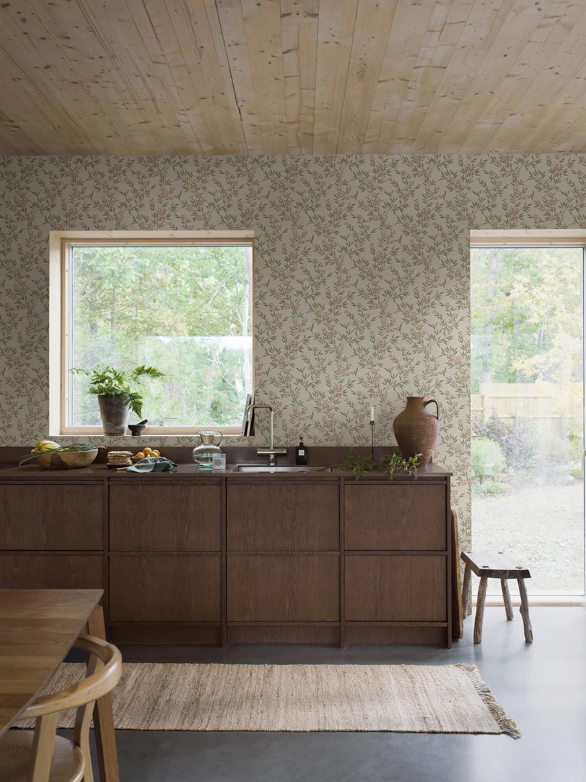 Tapete mit pflanzlichem Motiv von FOREST BERRIES in Beige mit Grün