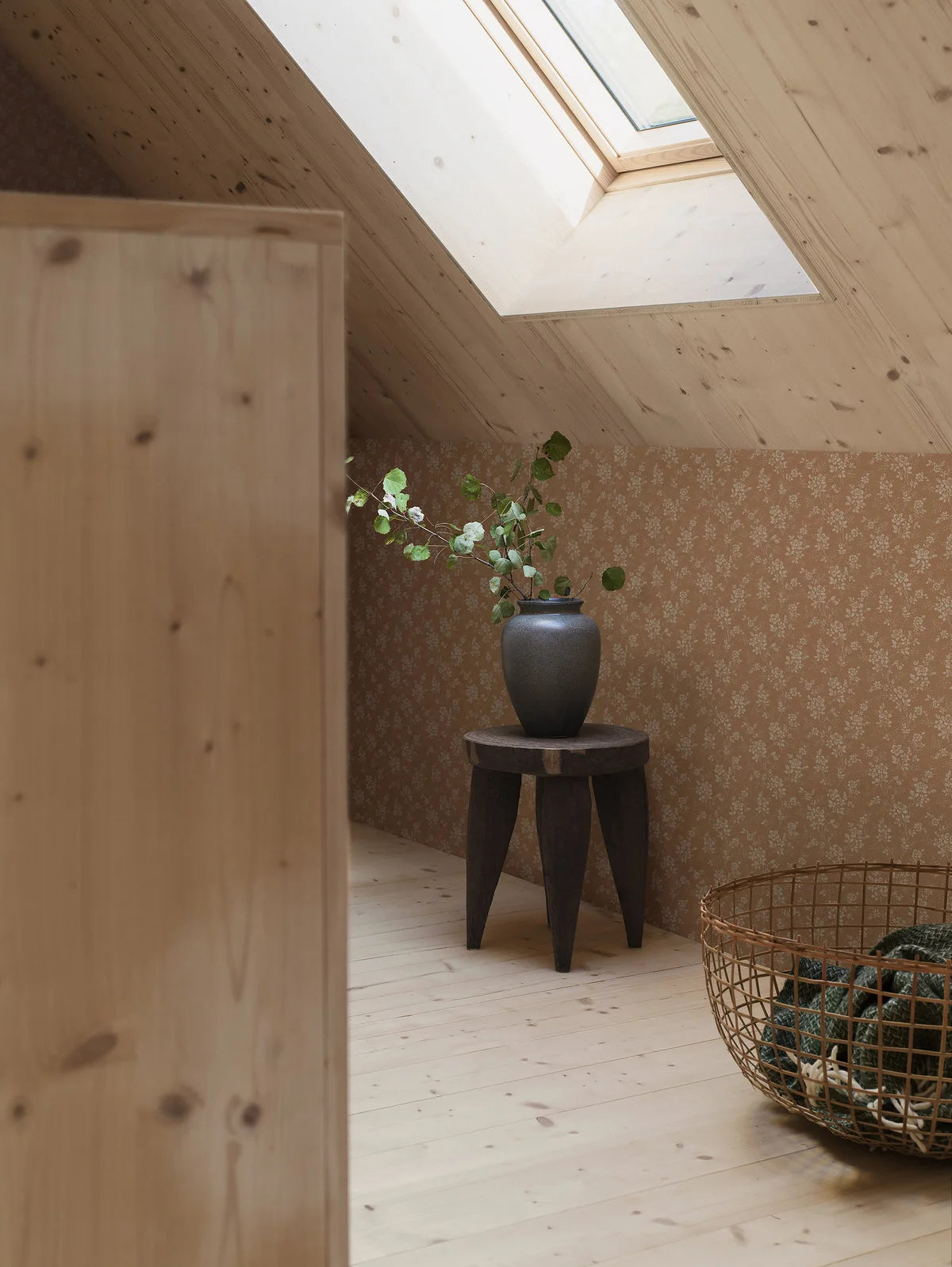 Tapeta z roślinnym wzorem kwiatów HIP ROSE brązowy z beżowym