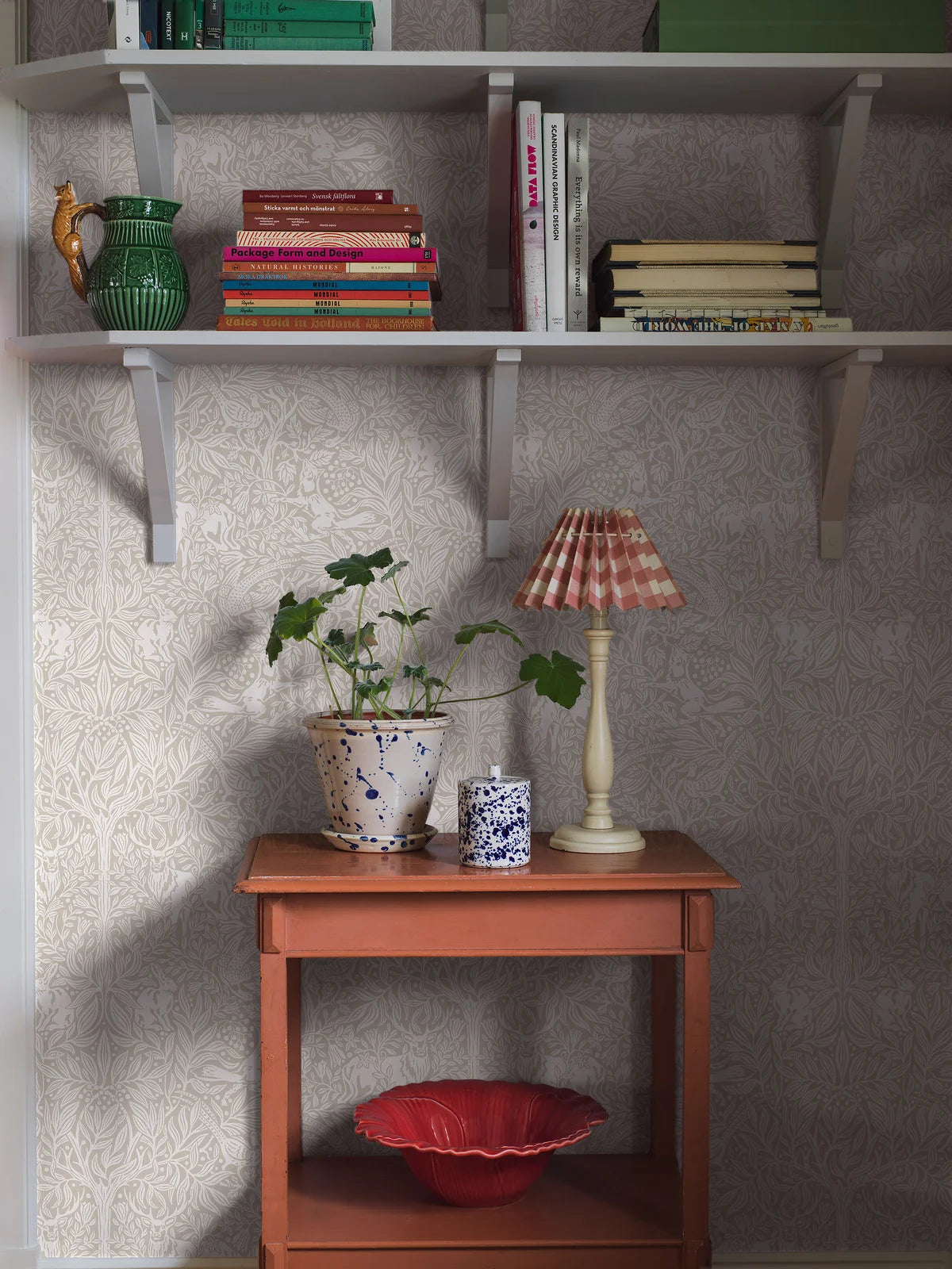 Tapete mit pflanzlichem Muster und Waldmotiv UNTER DEM HOLUNDERBAUM beige mit weißem