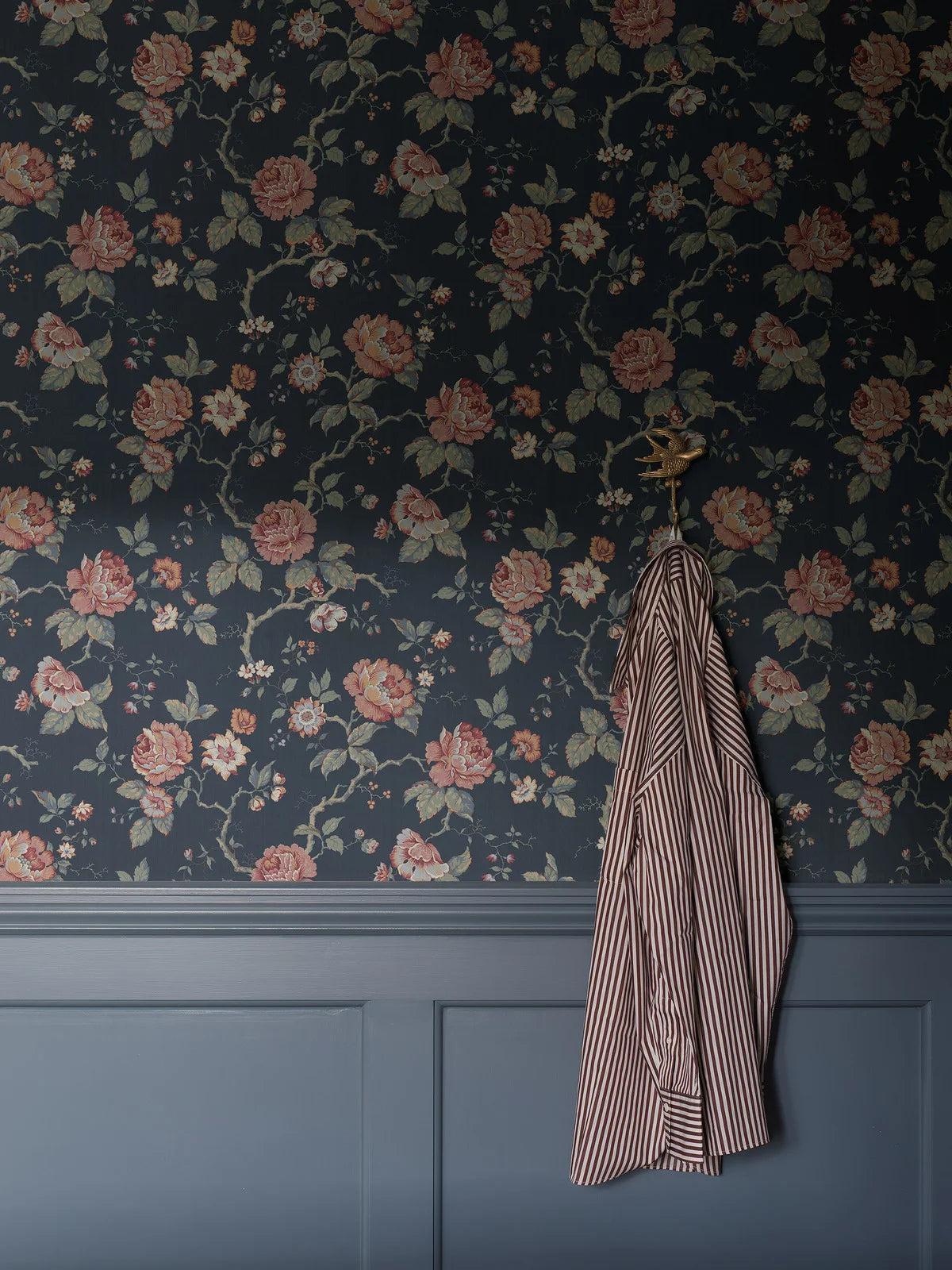Tapeta z motywem roślinnym ROSENTRAD granatowy