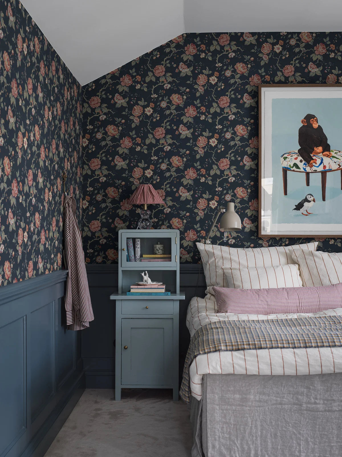 Tapeta z motywem roślinnym ROSENTRAD granatowy