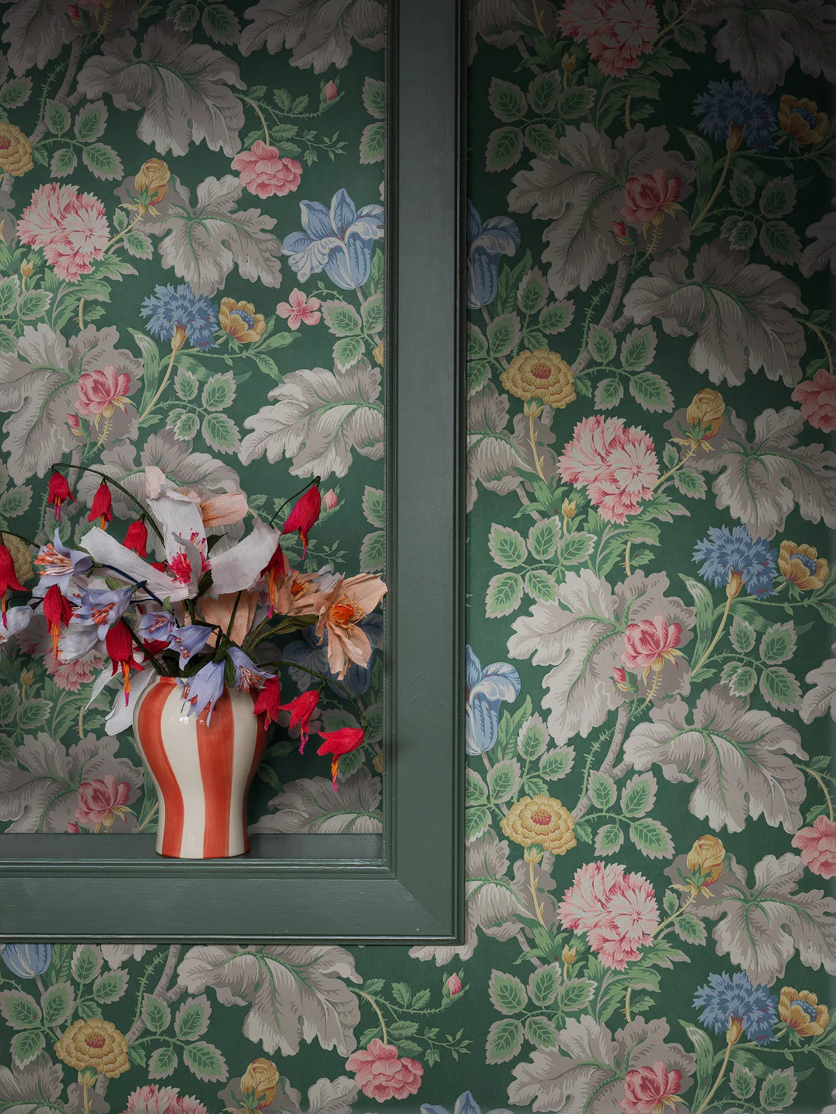 Tapeta z motywem roślinnym w kwiaty CARNATION GARDEN zielony