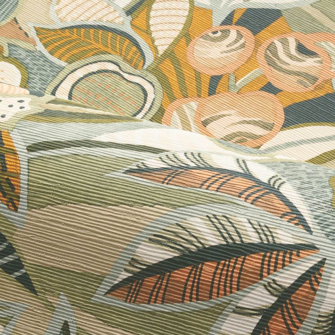 Strukturierte Tapete mit pflanzlichem Motiv aus Blättern und Blumen TEHUANA - CÉLADON/AMANDE in mintgrün mit Mandel