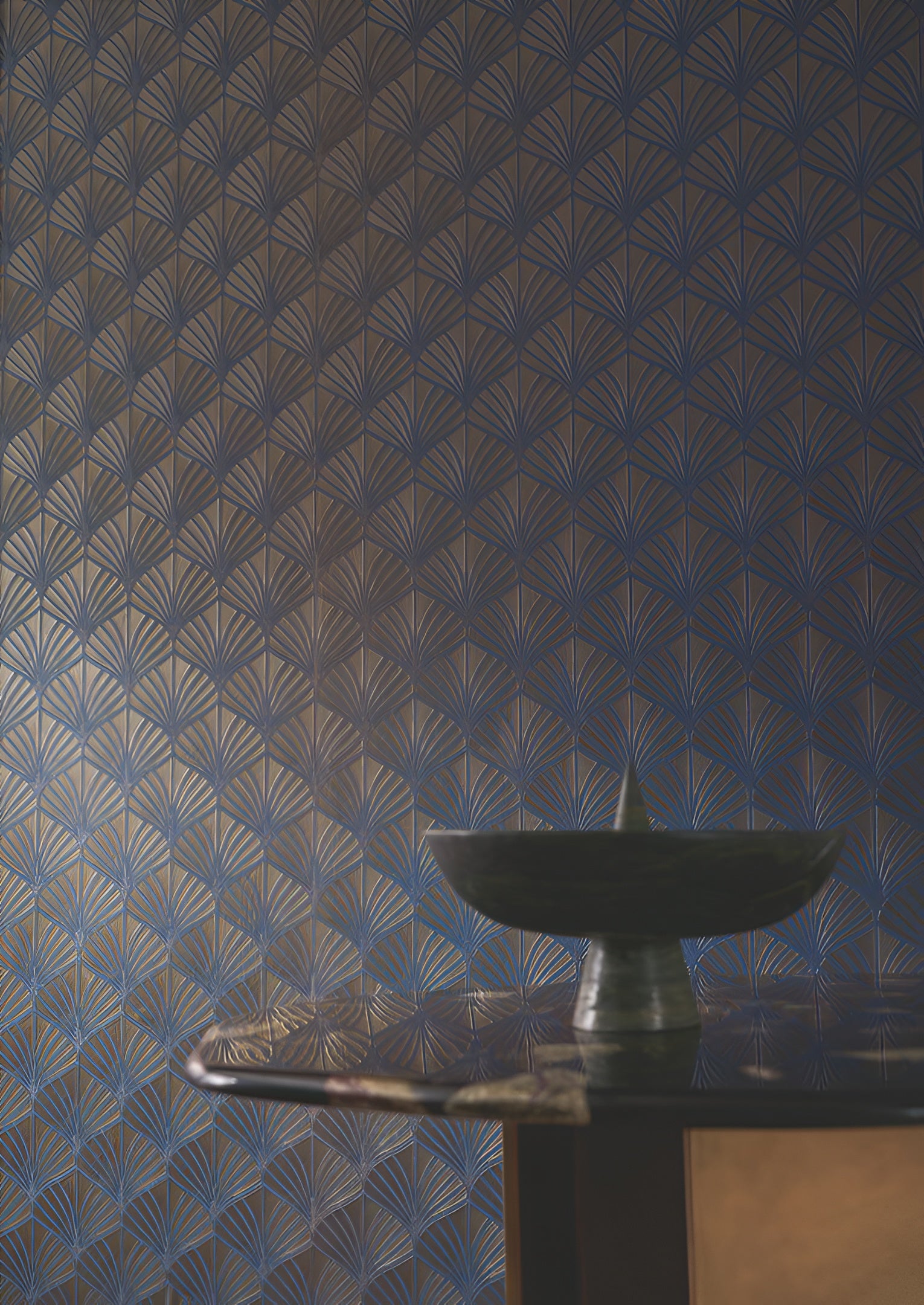 Metallic structural wallpaper with a plant motif of NEREIDES leaves - BLEU ROI/DORÉ navy blue with gold