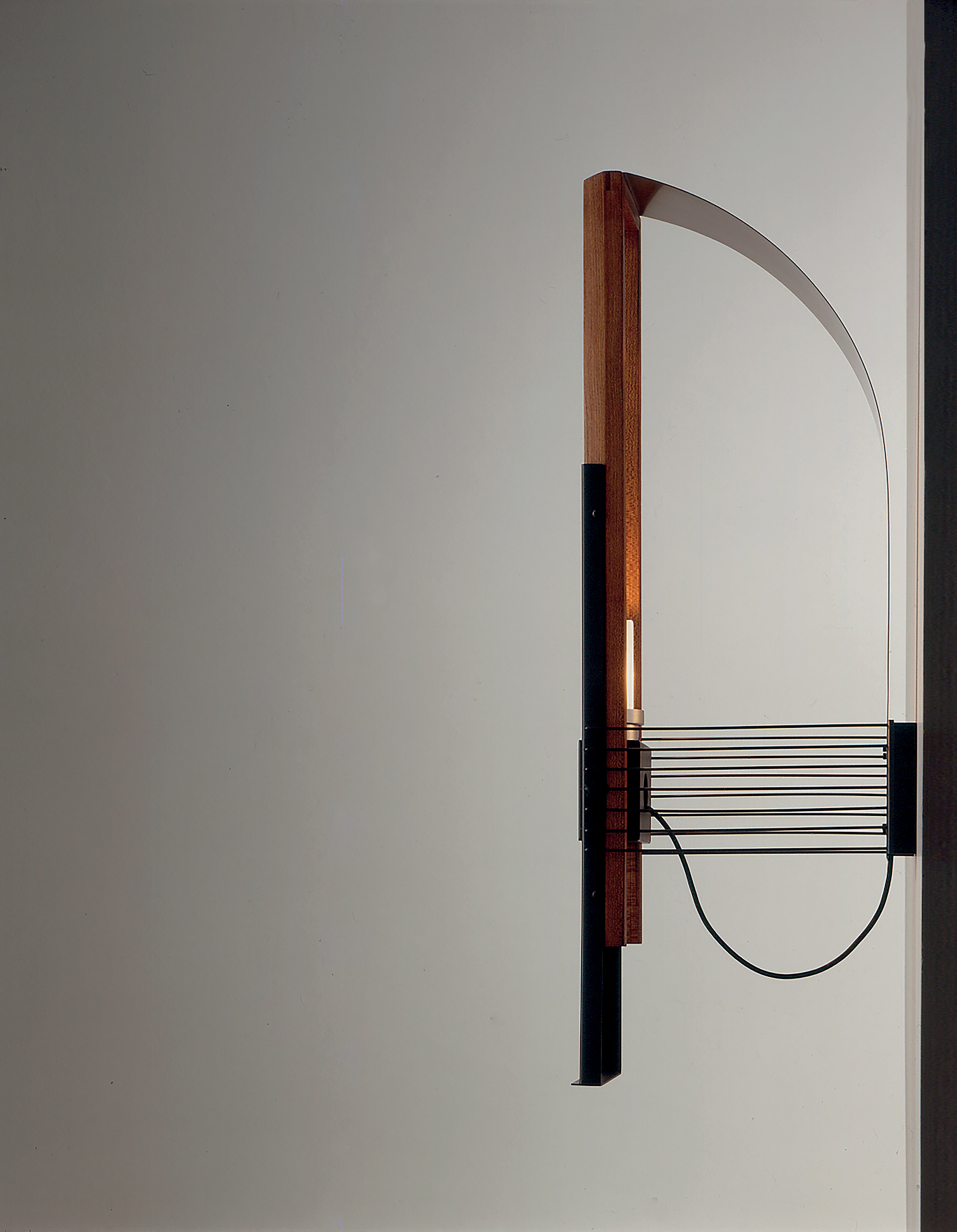 Wandlampe MARX aus Holz und Aluminium