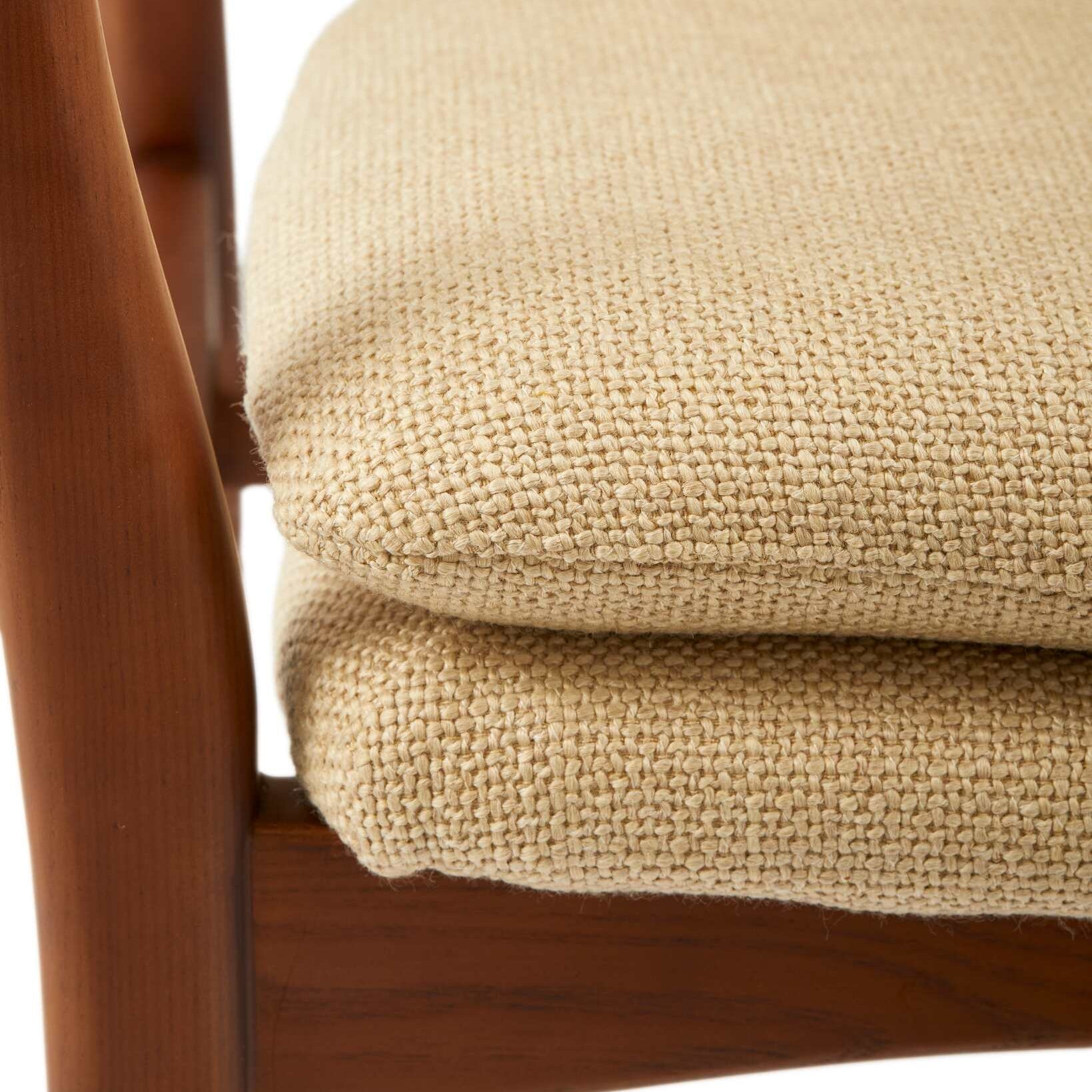 Fotel PEGGY beżowy z drewnianą podstawą