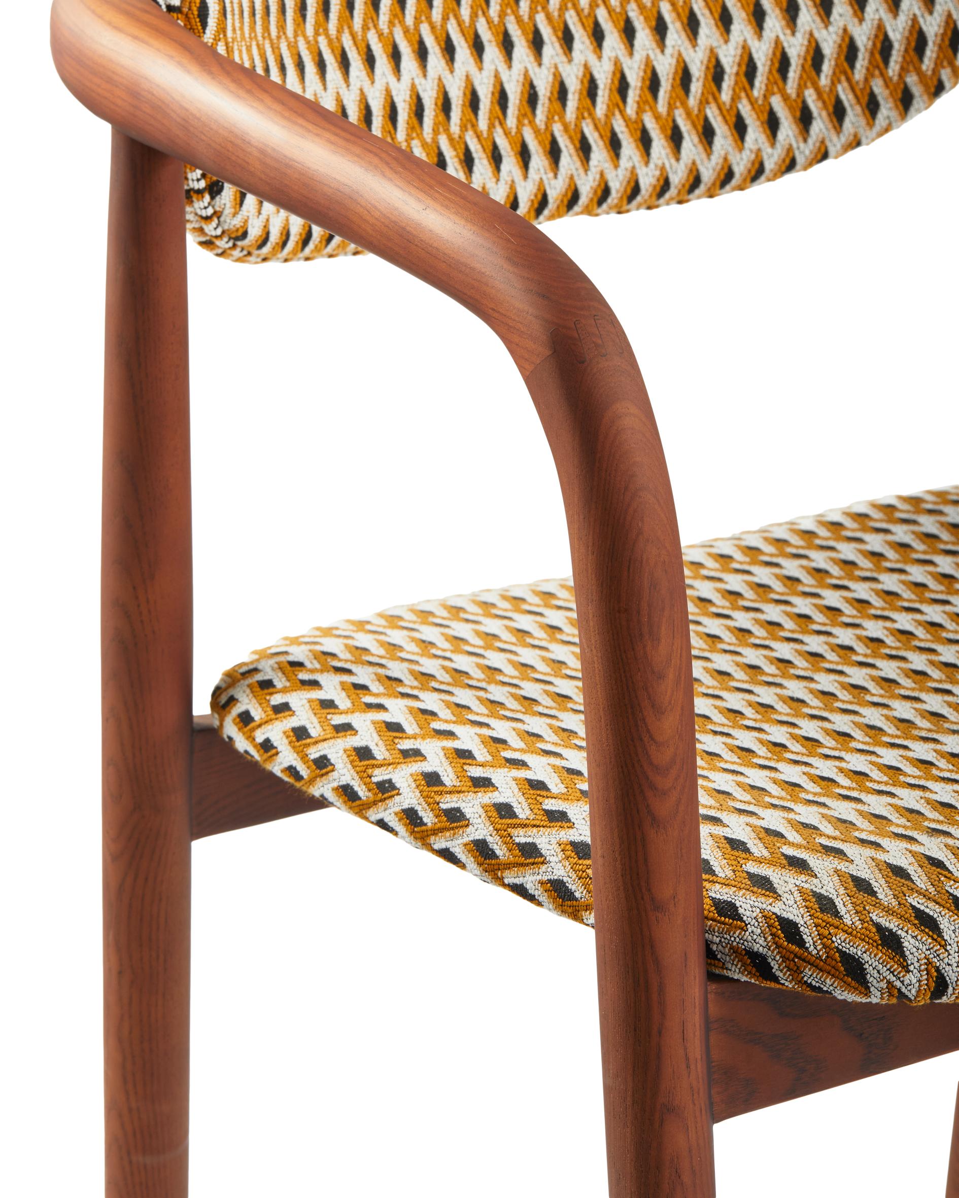 Krzesło z podłokietnikami HENRY orche w geometryczny wzór z drewnianą podstawą