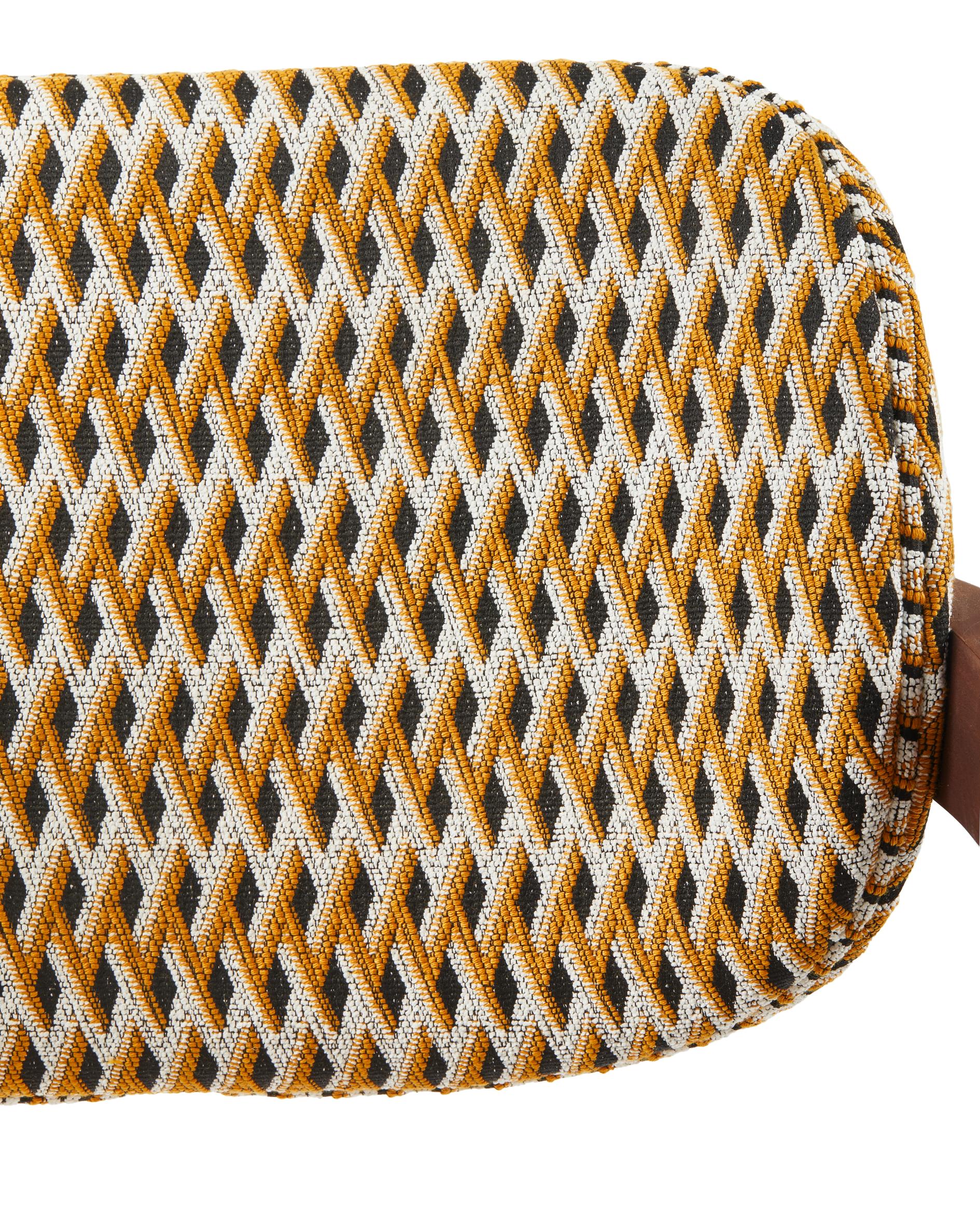 Krzesło z podłokietnikami HENRY orche w geometryczny wzór z drewnianą podstawą