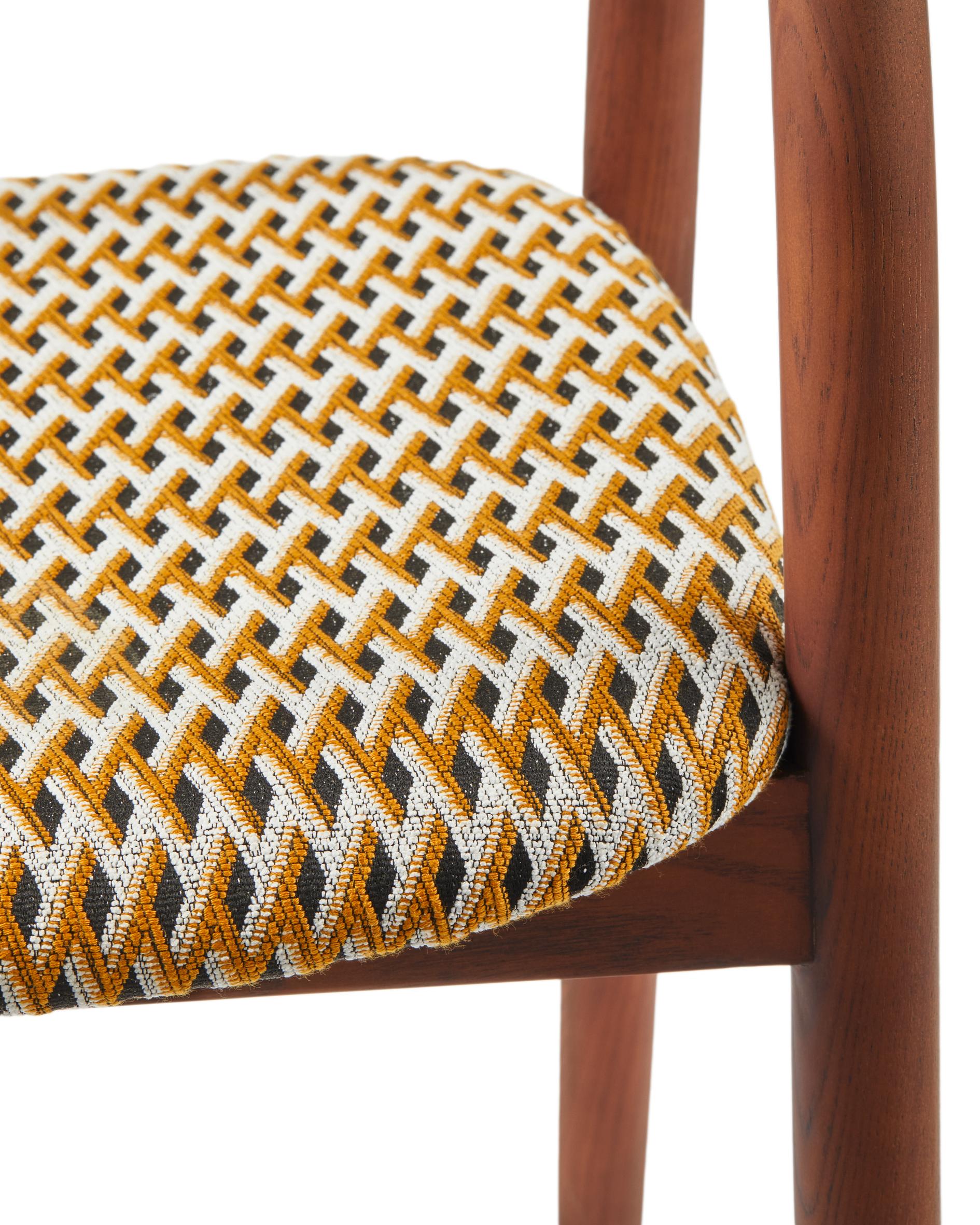 Krzesło z podłokietnikami HENRY orche w geometryczny wzór z drewnianą podstawą