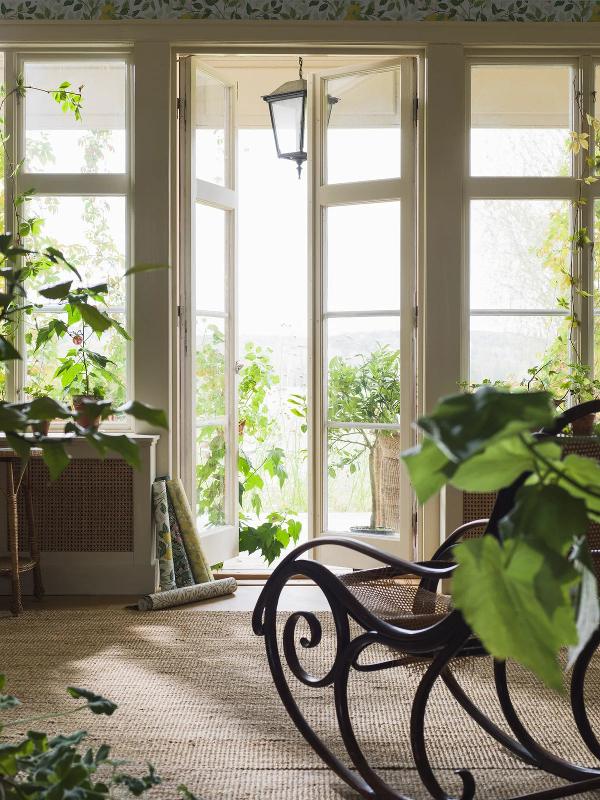 Tapeta flizelinowa papierowa z roślinnym wzorem CITRONTRÄD biały z zielonym