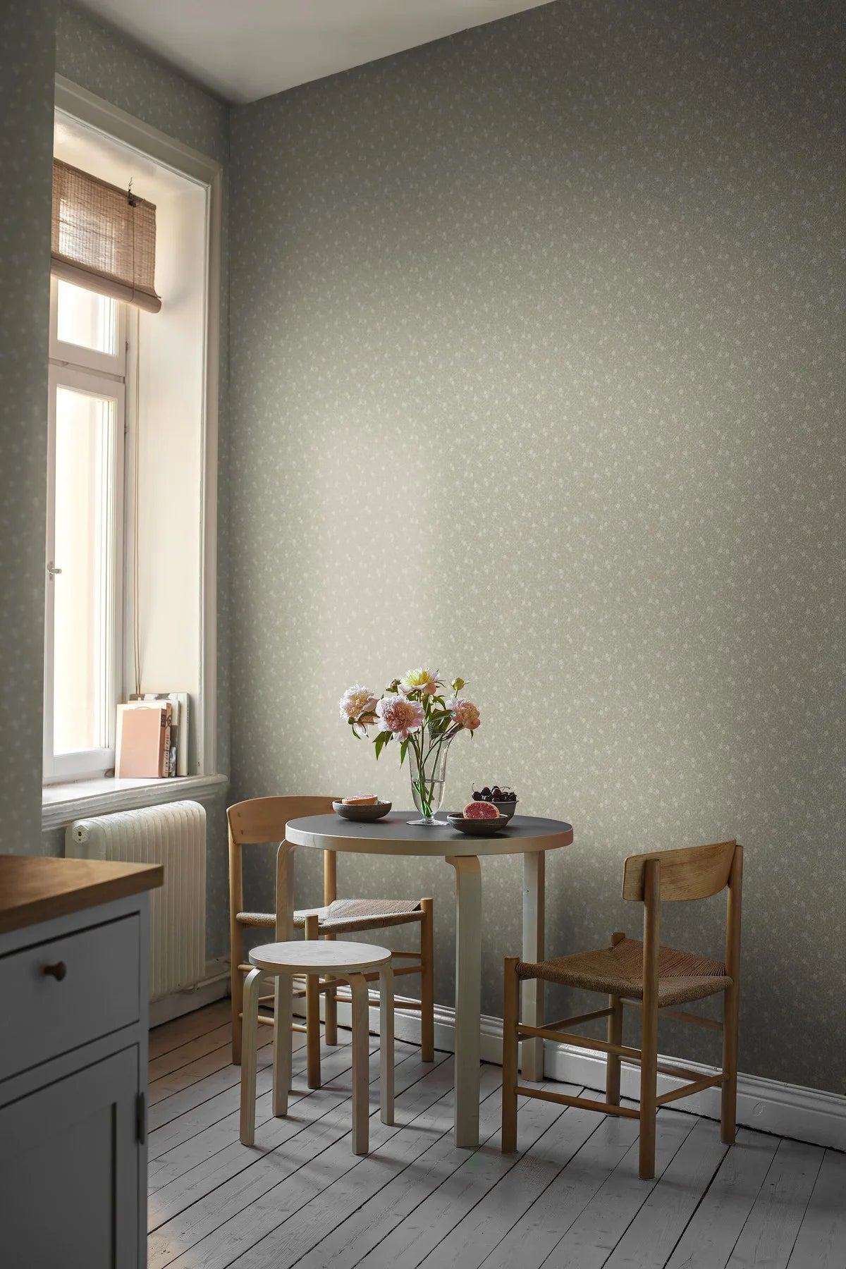 Tapete mit floralem Muster aus Blumen und Blättern MYRTEN khaki mit Weiß