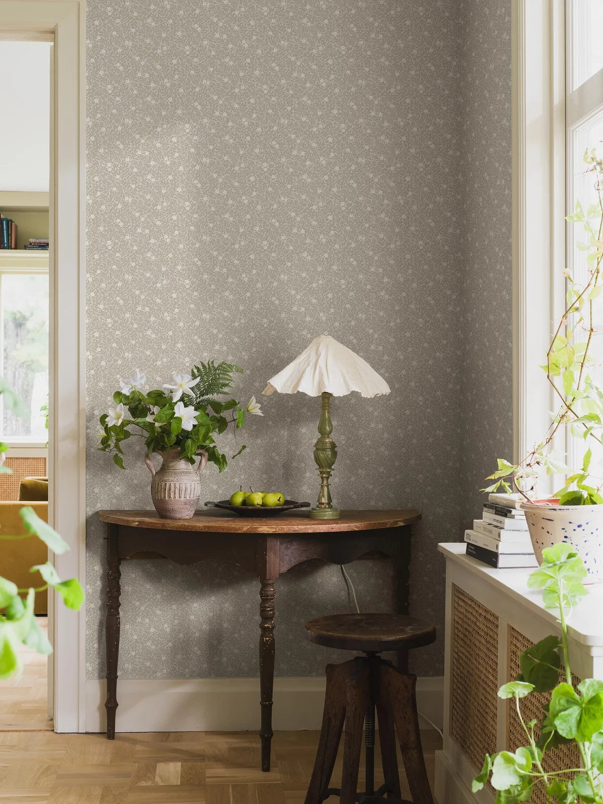 Tapete mit floralem Muster aus Blumen und Blättern MYRTEN khaki mit Weiß