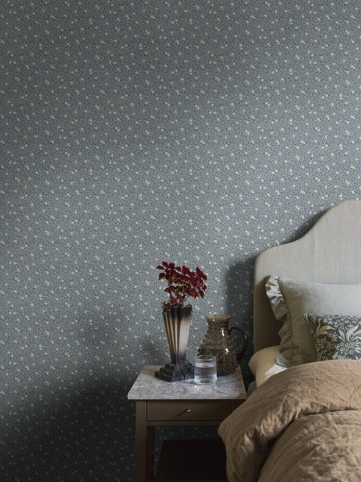 Tapeta z roślinnym motywem kwiatów i liści MYRTEN niebieski z białym