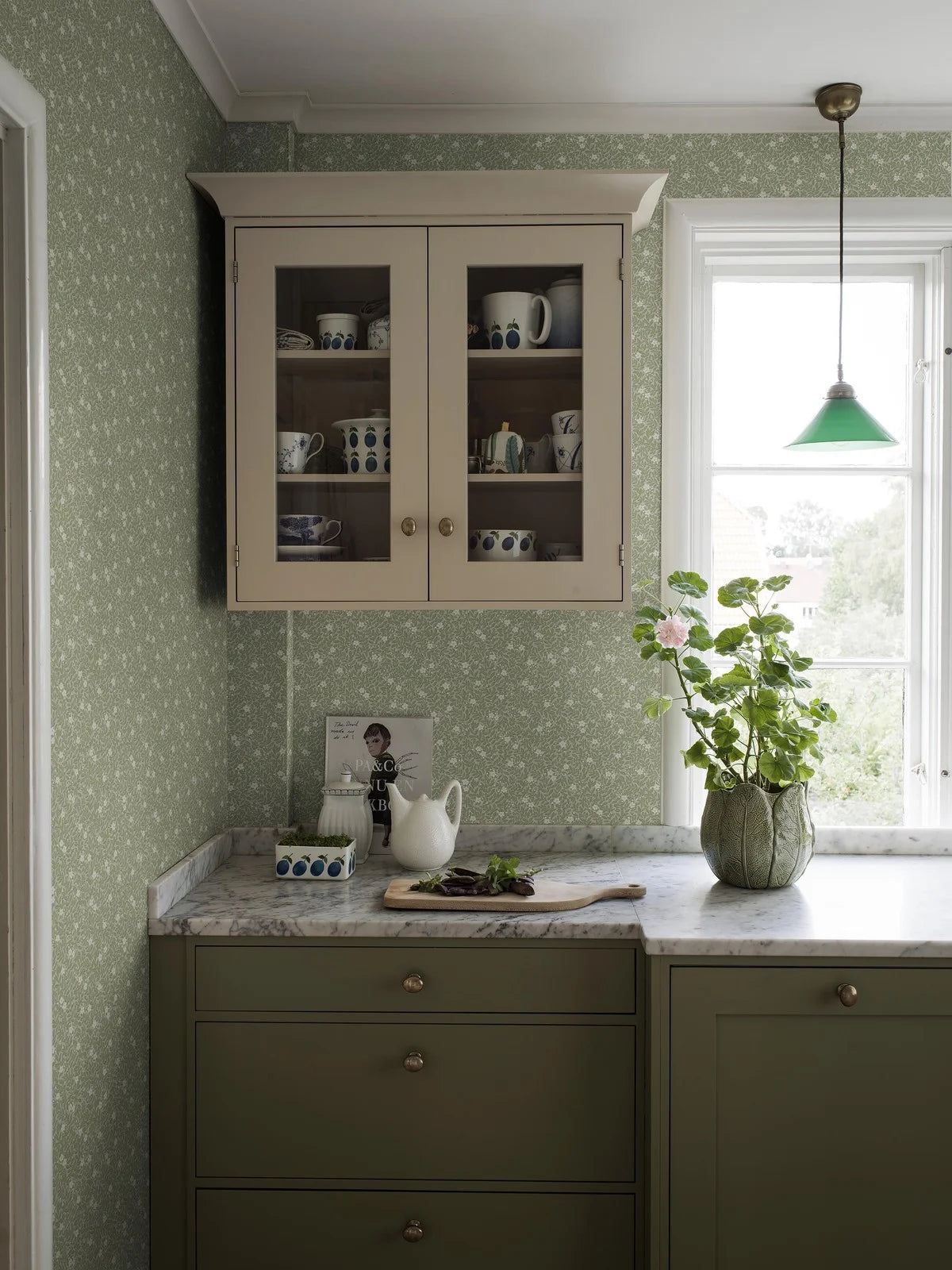 Tapeta z roślinnym motywem kwiatów i liści MYRTEN jasny zielony z białym