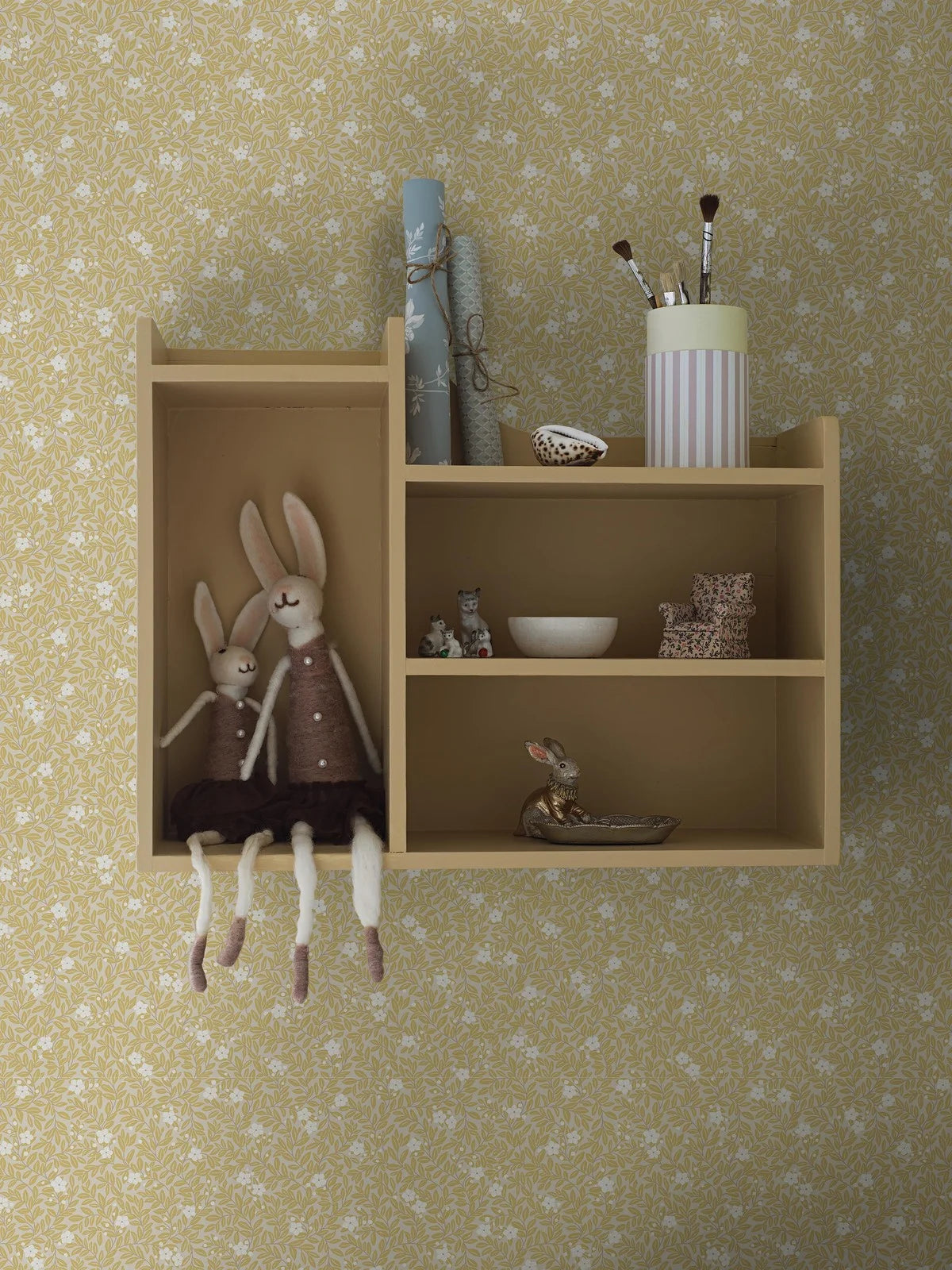 Wallpaper with a floral pattern of flowers and leaves MYRTEN yellow with white