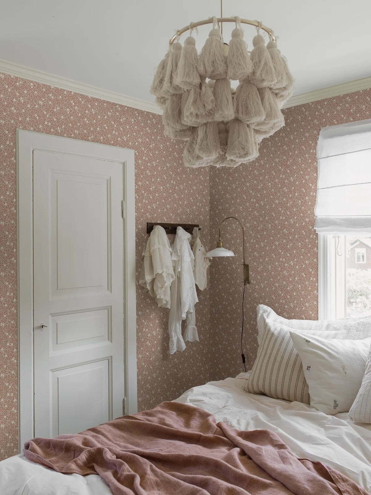 Tapeta z roślinnym motywem kwiatów i liści MYRTEN różowy z białym