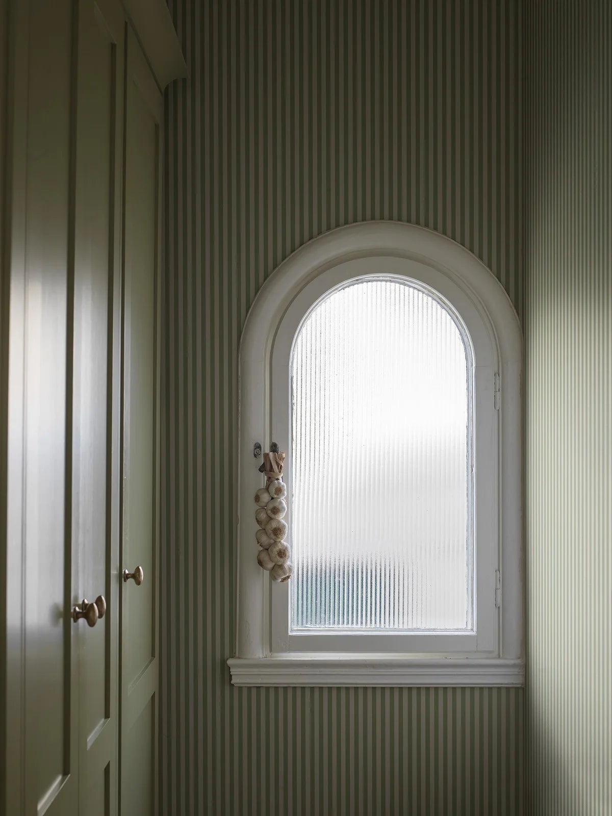 Tapeta ze wzorem w paski MÖLLE STRIPE zielony z beżowym