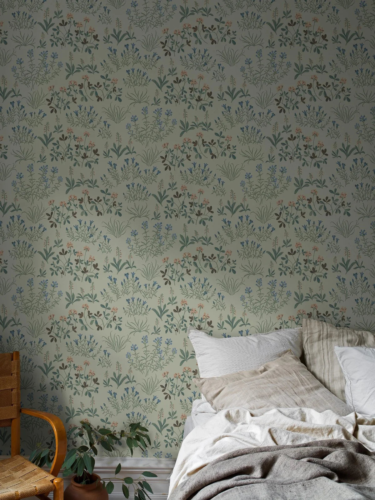 NORAS ANG Floral Pattern Wallpaper in Muted Green with Blue