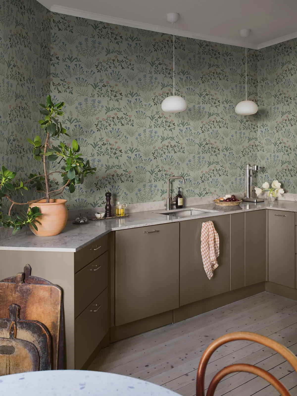 NORAS ANG Floral Pattern Wallpaper in Muted Green with Blue