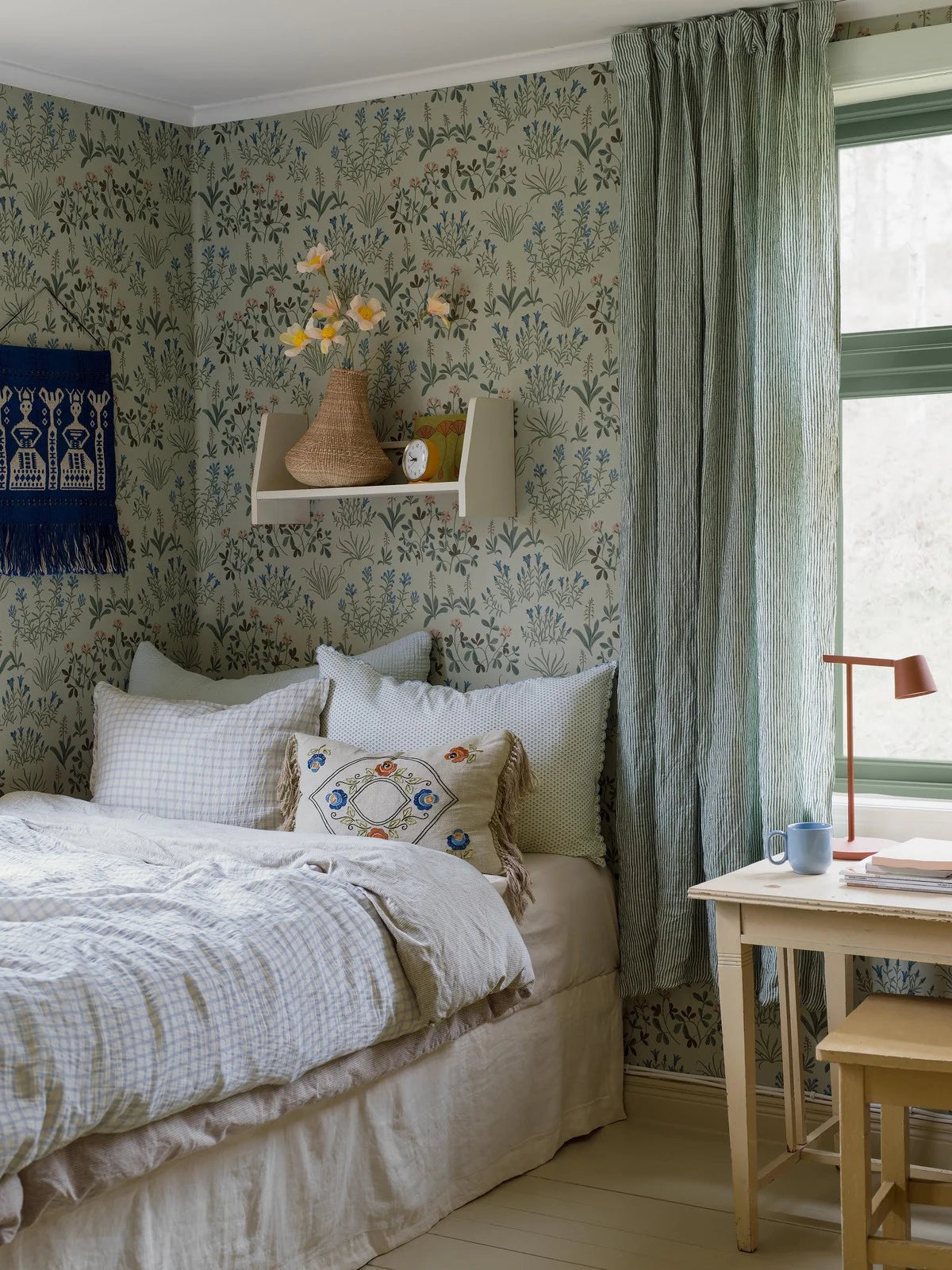 NORAS ANG Floral Pattern Wallpaper in Muted Green with Blue