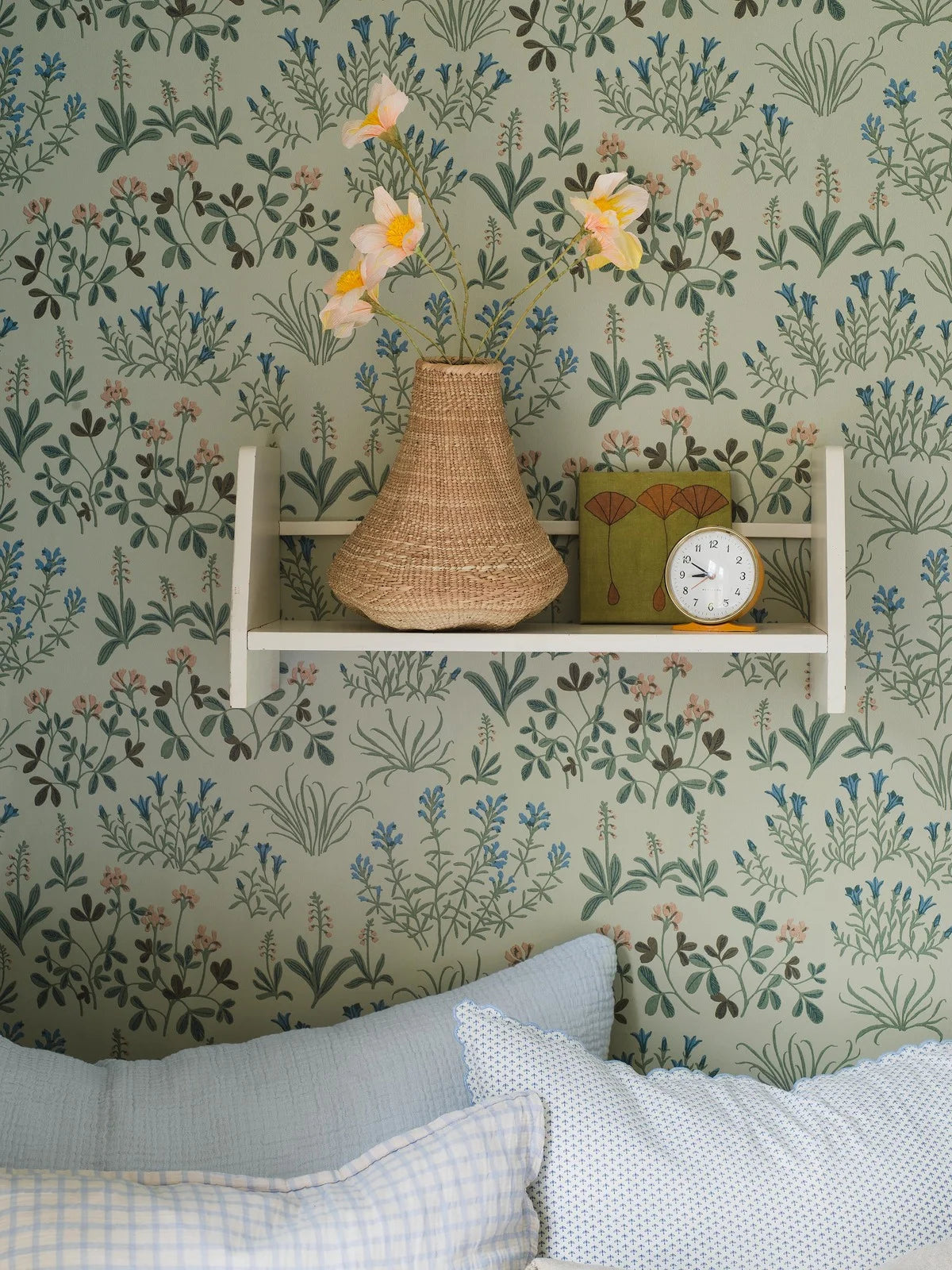 NORAS ANG Floral Pattern Wallpaper in Muted Green with Blue