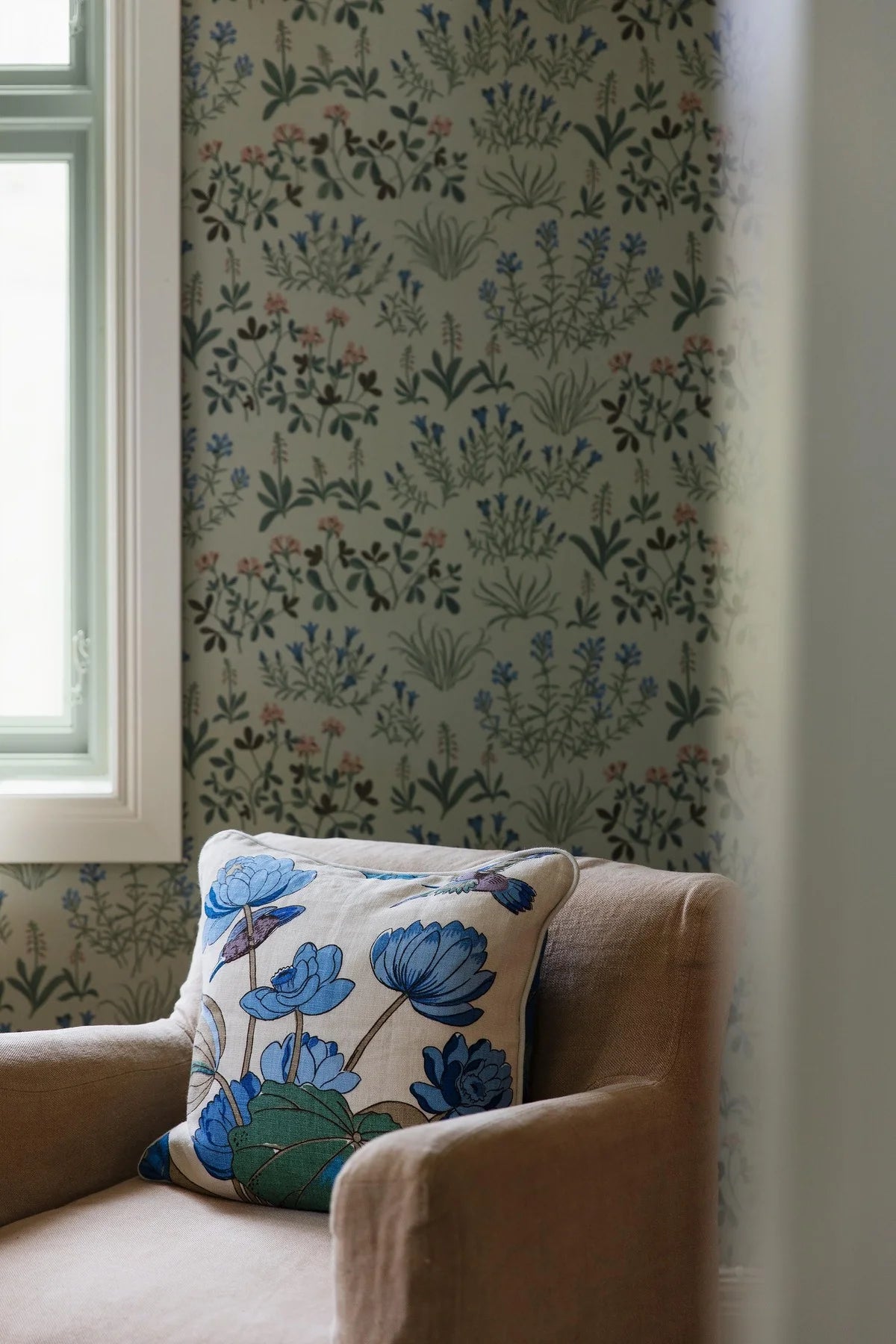 NORAS ANG Floral Pattern Wallpaper in Muted Green with Blue
