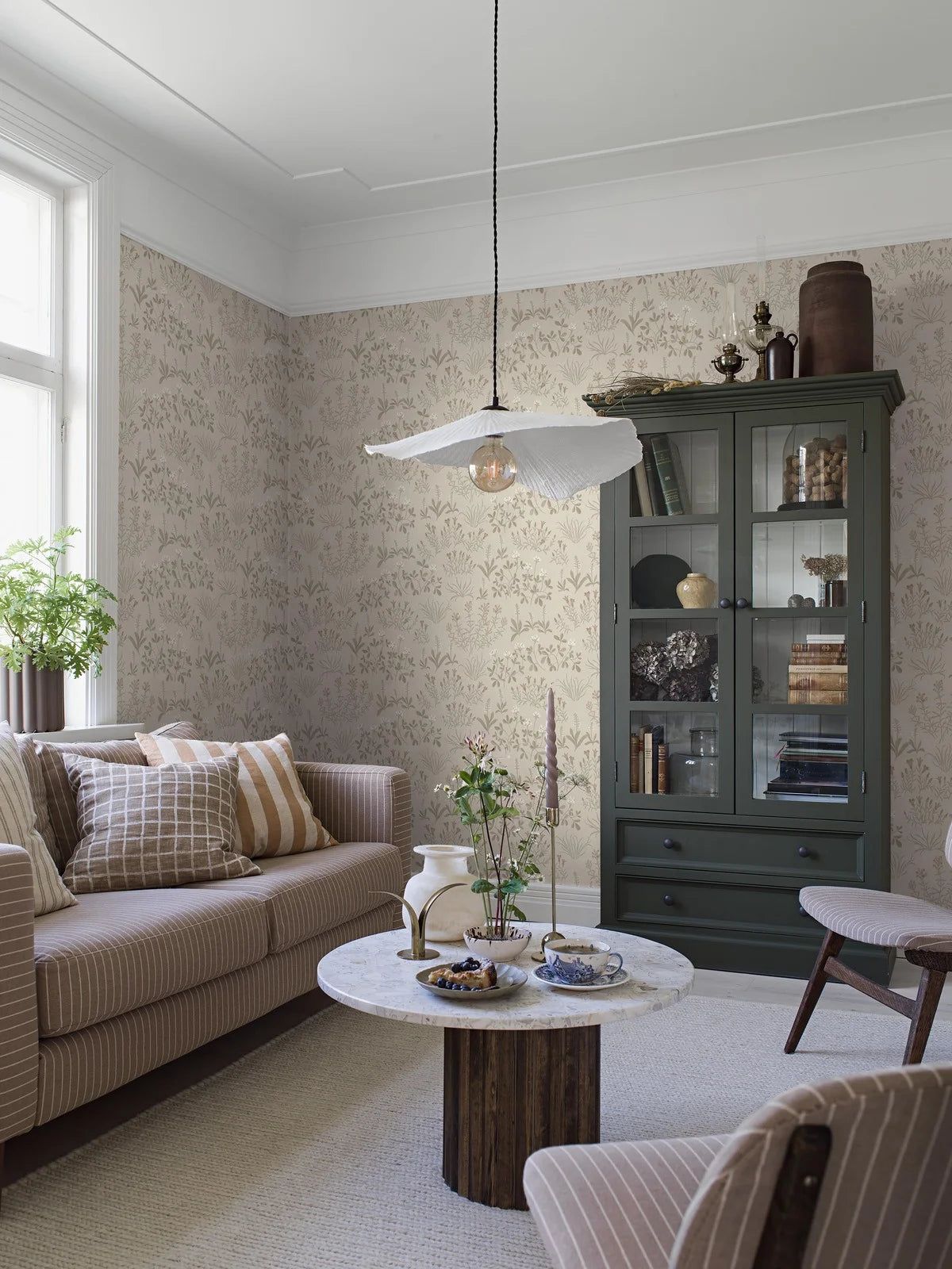 Tapete mit pflanzlichem Blumenmotiv NORAS ANG sandfarben mit braunem Akzent